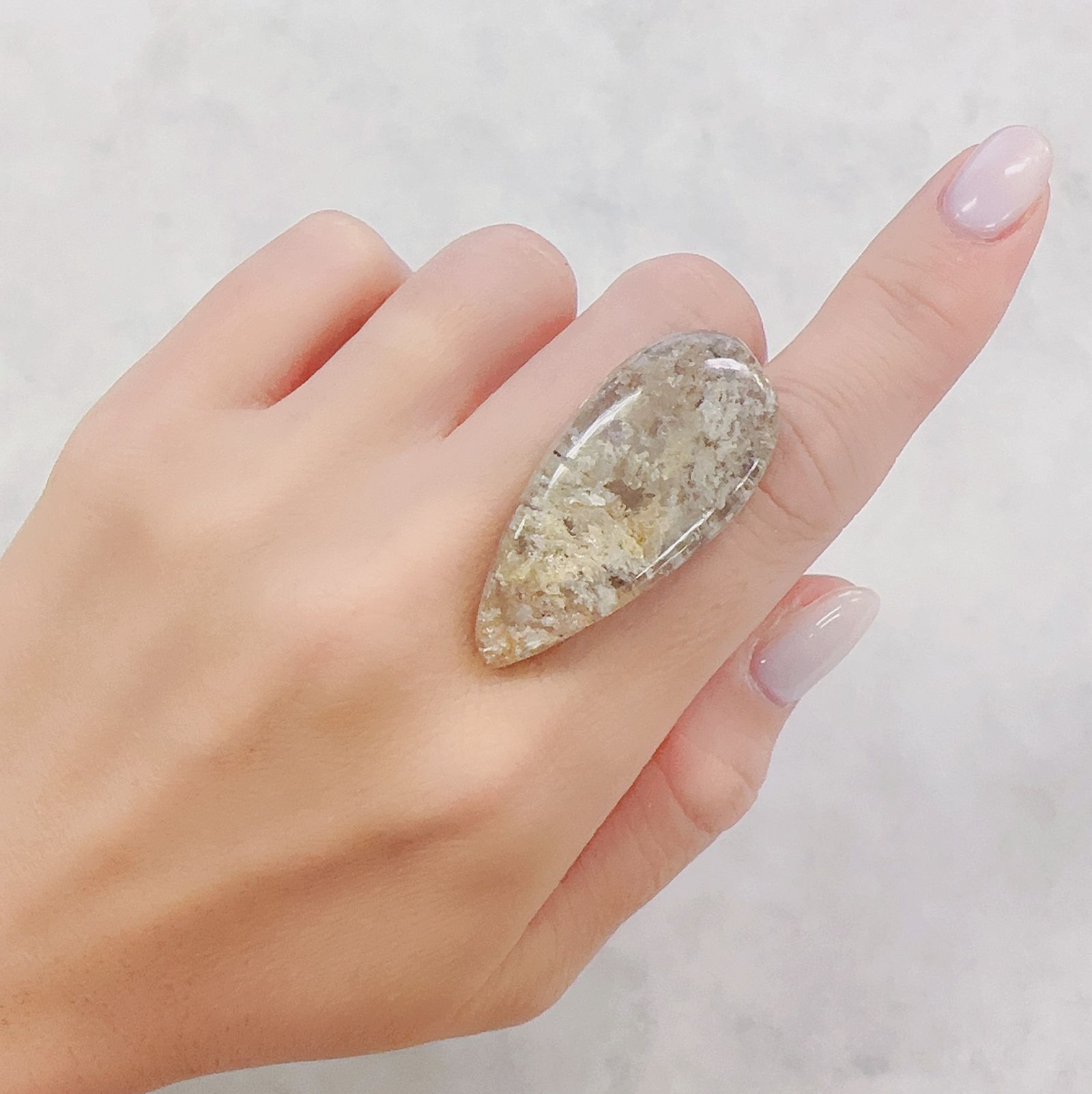 ホワイトガーデンクォーツ ブラジル産 43.08ct[230722648]39.3x18mm前後
