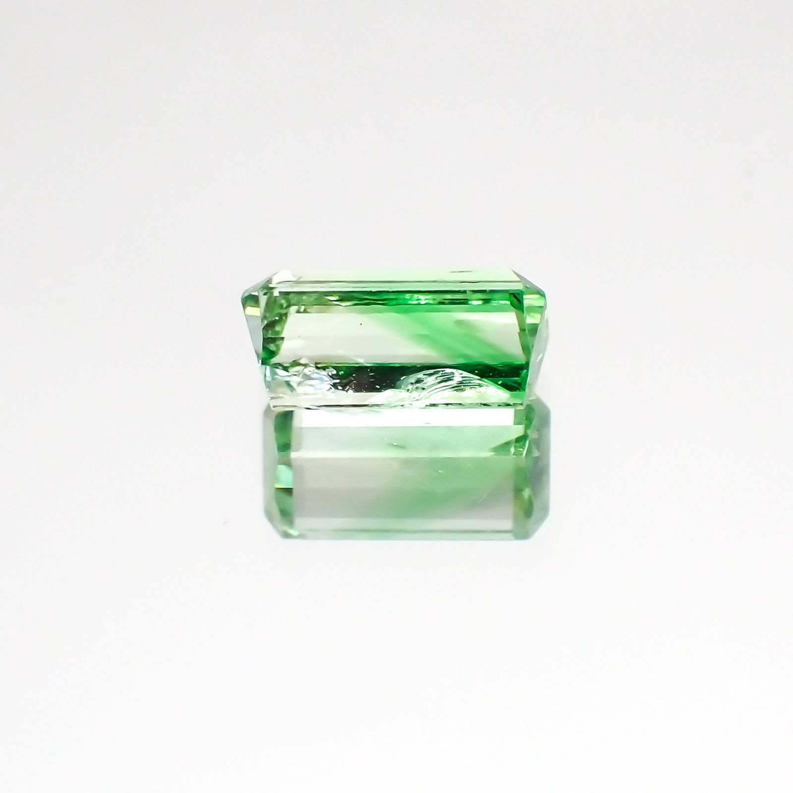 バイカラーツァボライト(宝石名グリーン グロッシュラー・ガーネット)タンザニア産 1.15ct 識別済[231124265]7.7x4mm前後