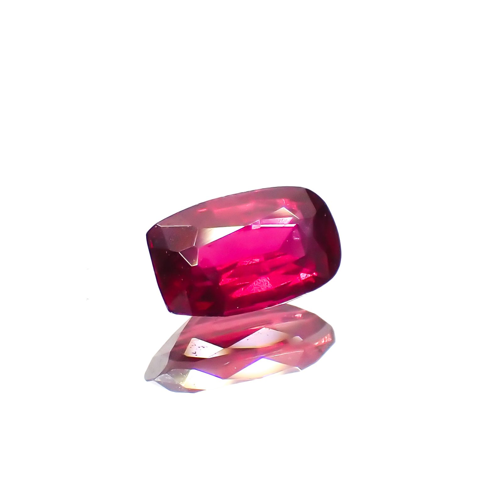 ルビー 非加熱 マダガスカル産 0.33ct[230622340]5.1x3.1mm前後