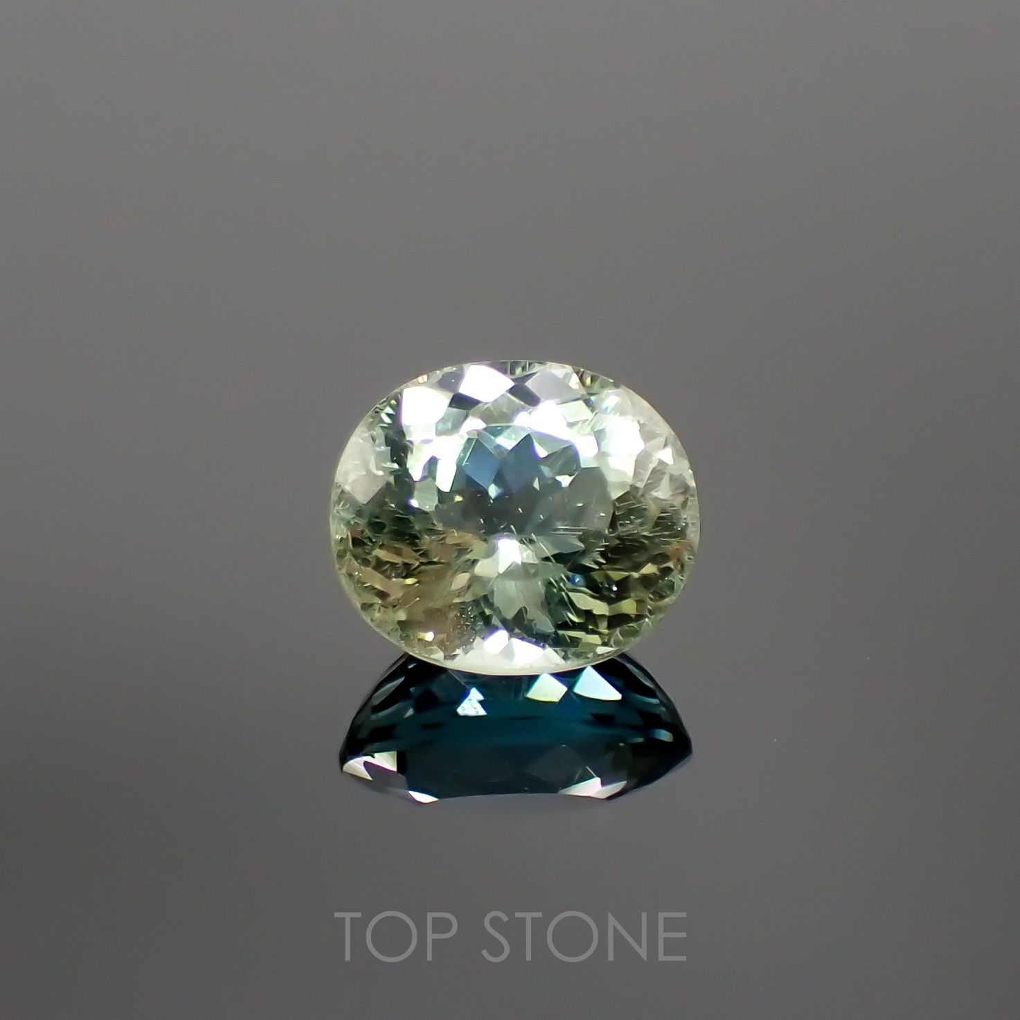 グリーンアパタイト(宝石名アパタイト) マダガスカル産 2.06ct 識別済[211113806]8.1×7mm前後