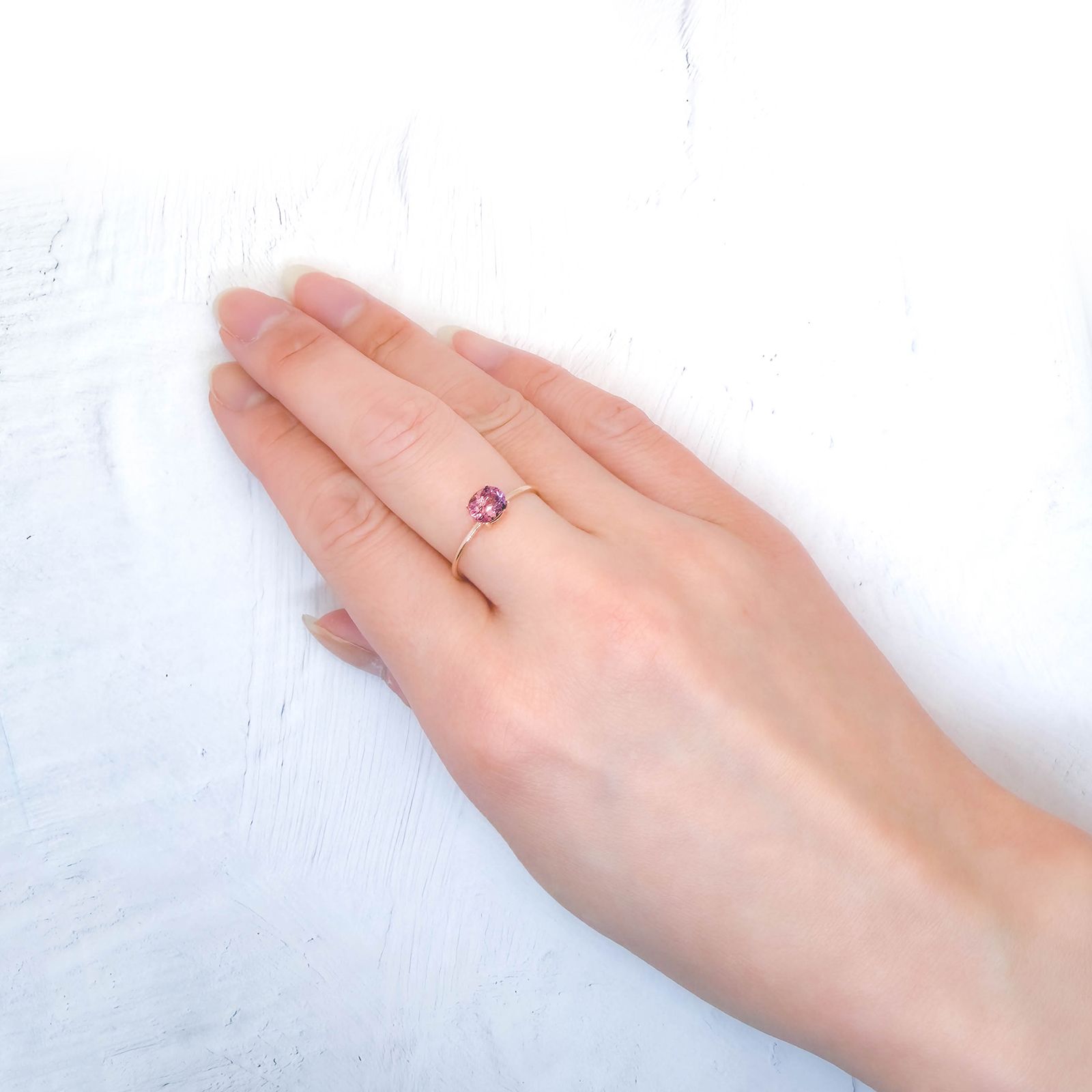 カラーシフトマラヤガーネット(宝石名ガーネット)タンザニア産 識別済 0.90ct / 6.1x4.9mm前後 [260415005]
