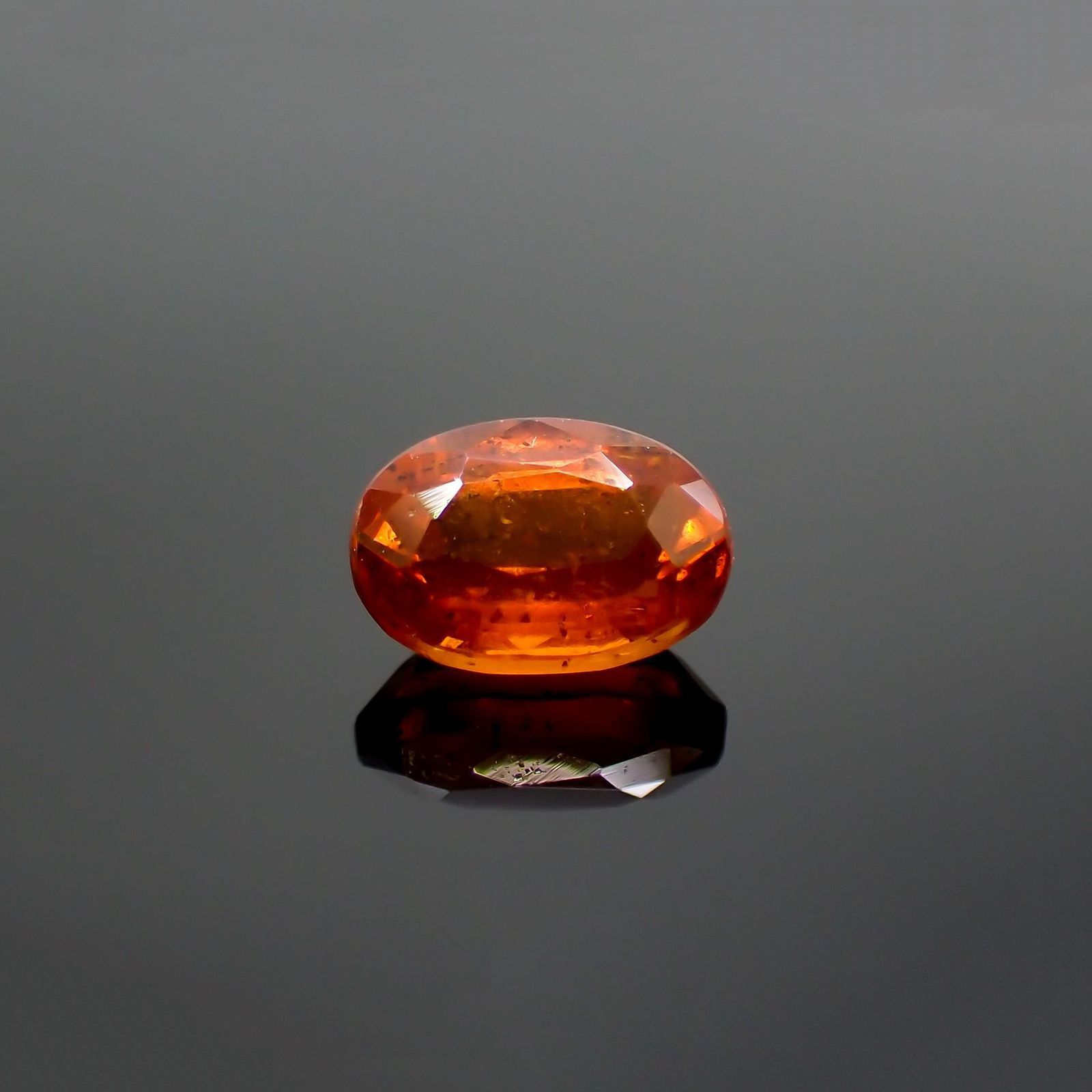 オレンジカイヤナイト(宝石名カイヤナイト) ネパール産 0.74ct 識別済[210310582]6.1×4mm前後