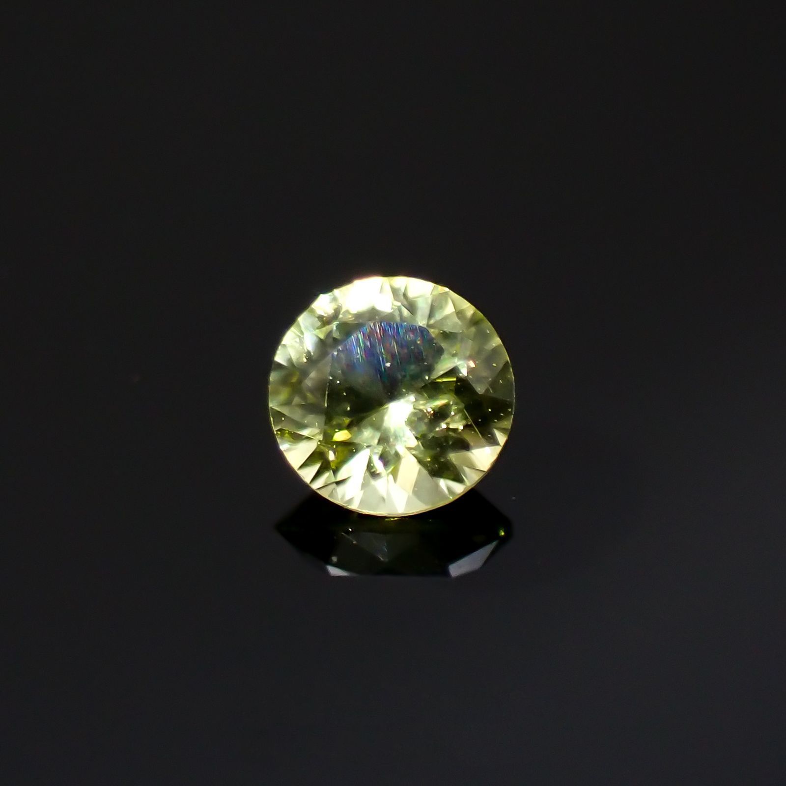 パラサイティックペリドット(宝石名ペリドット)採取地：ロシア 0.091ct 識別済[220616230]2.8x2.7mm前後