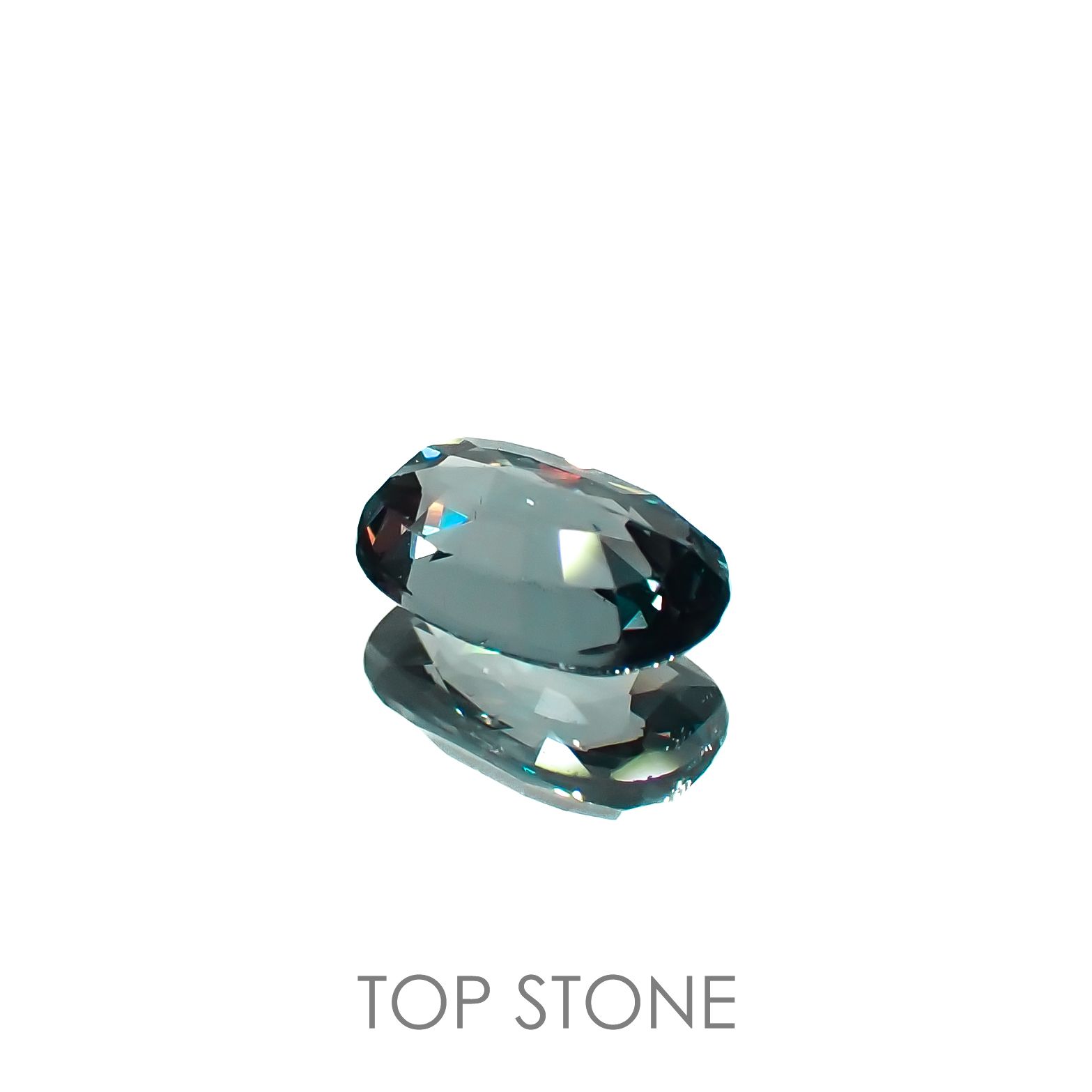カラーチェンジガーネット アレキタイプ(宝石名ガーネット)マダガスカル・ベキリー産 0.68ct 識別済[221219618]6.4x4mm前後