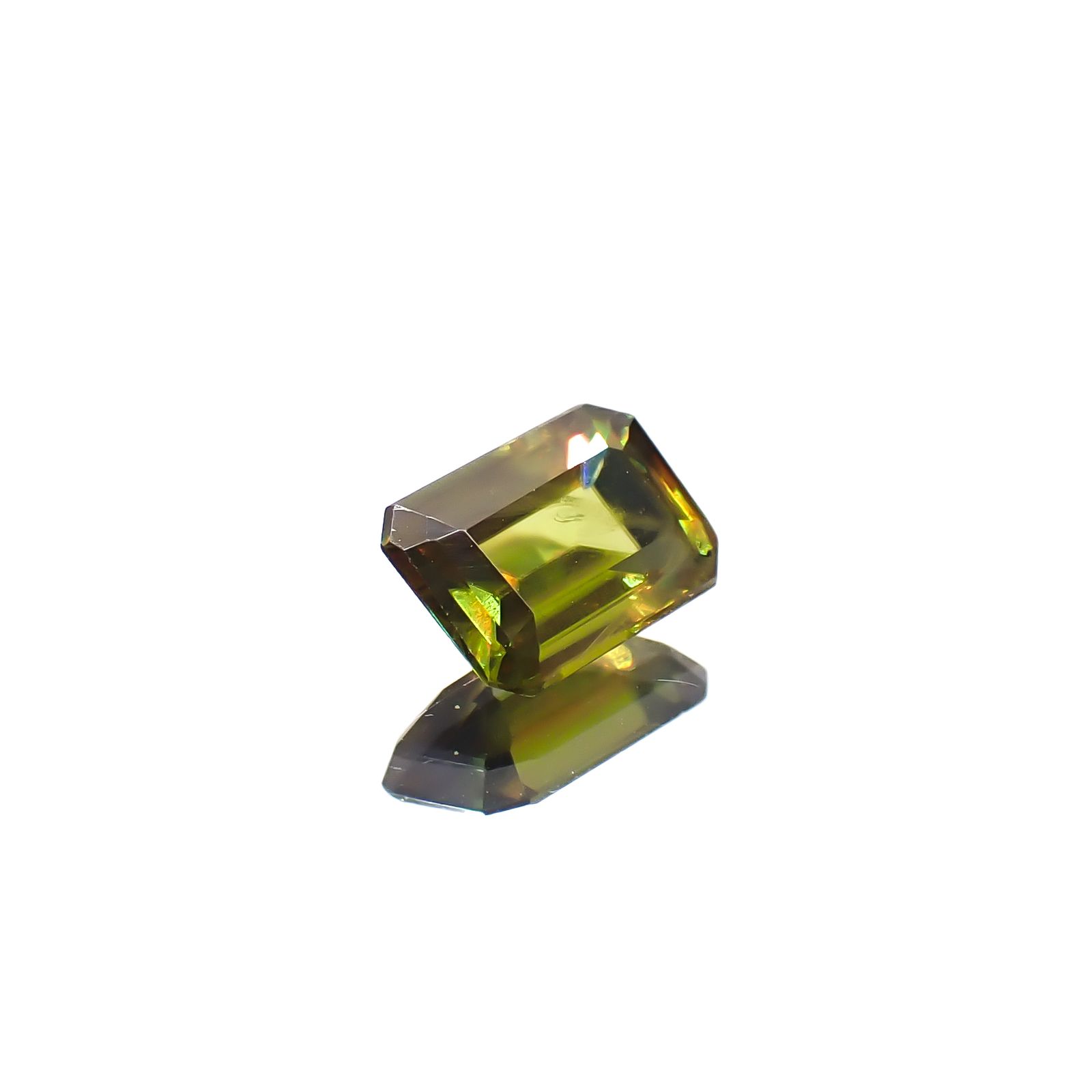 カラーチェンジスフェーン(宝石名スフェーン / カラーチェンジ・タイプ)パキスタン産 0.67ct 識別済[240627954]6.1x4.4mm前後