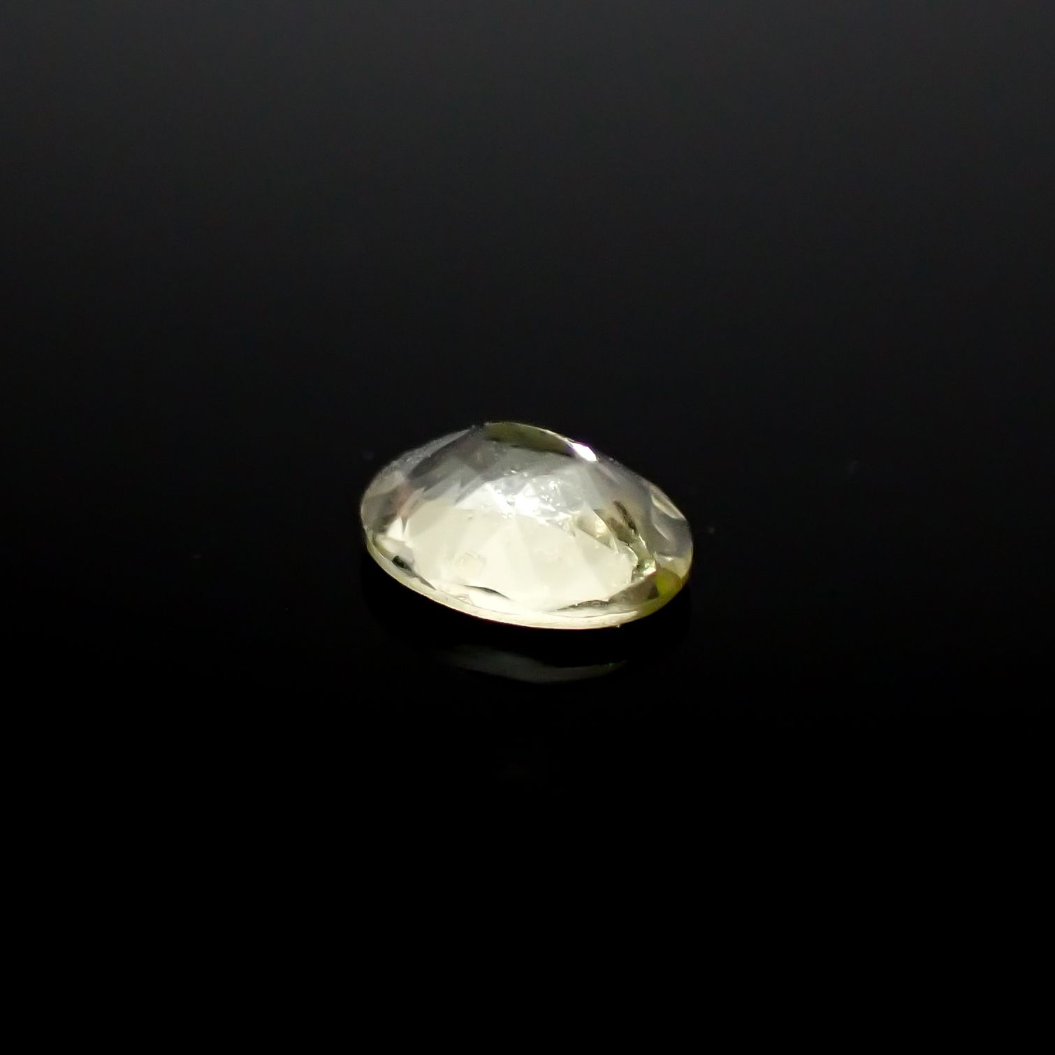 フォルステライト(宝石名フォルステライト)スリランカ産 0.125ct ソ付(日独)[240928696]3.75x2.77mm前後