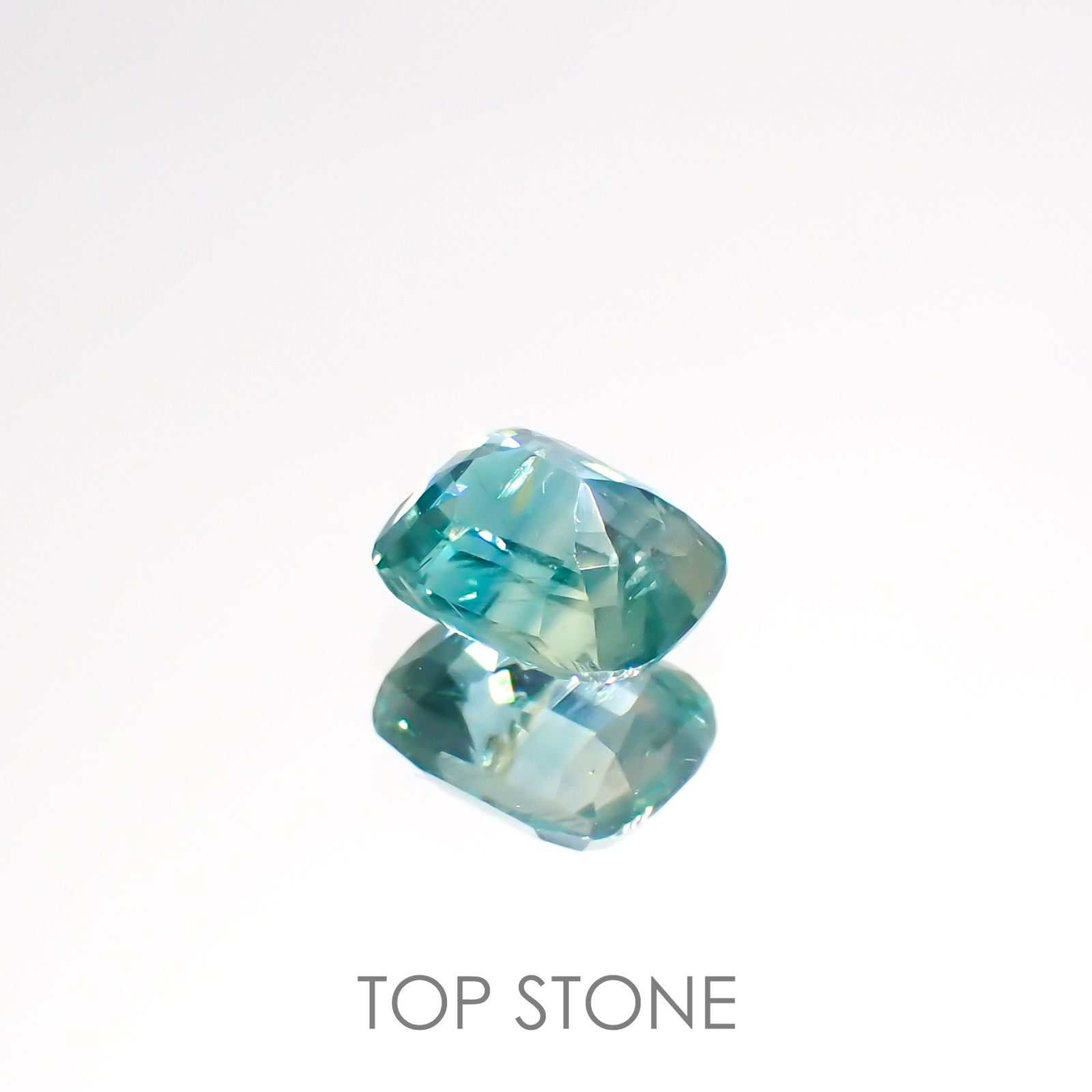 バイカラーカイヤナイト(宝石名カイヤナイト)ネパール産 1.39ct 識別済[220115371]6.6x5mm前後
