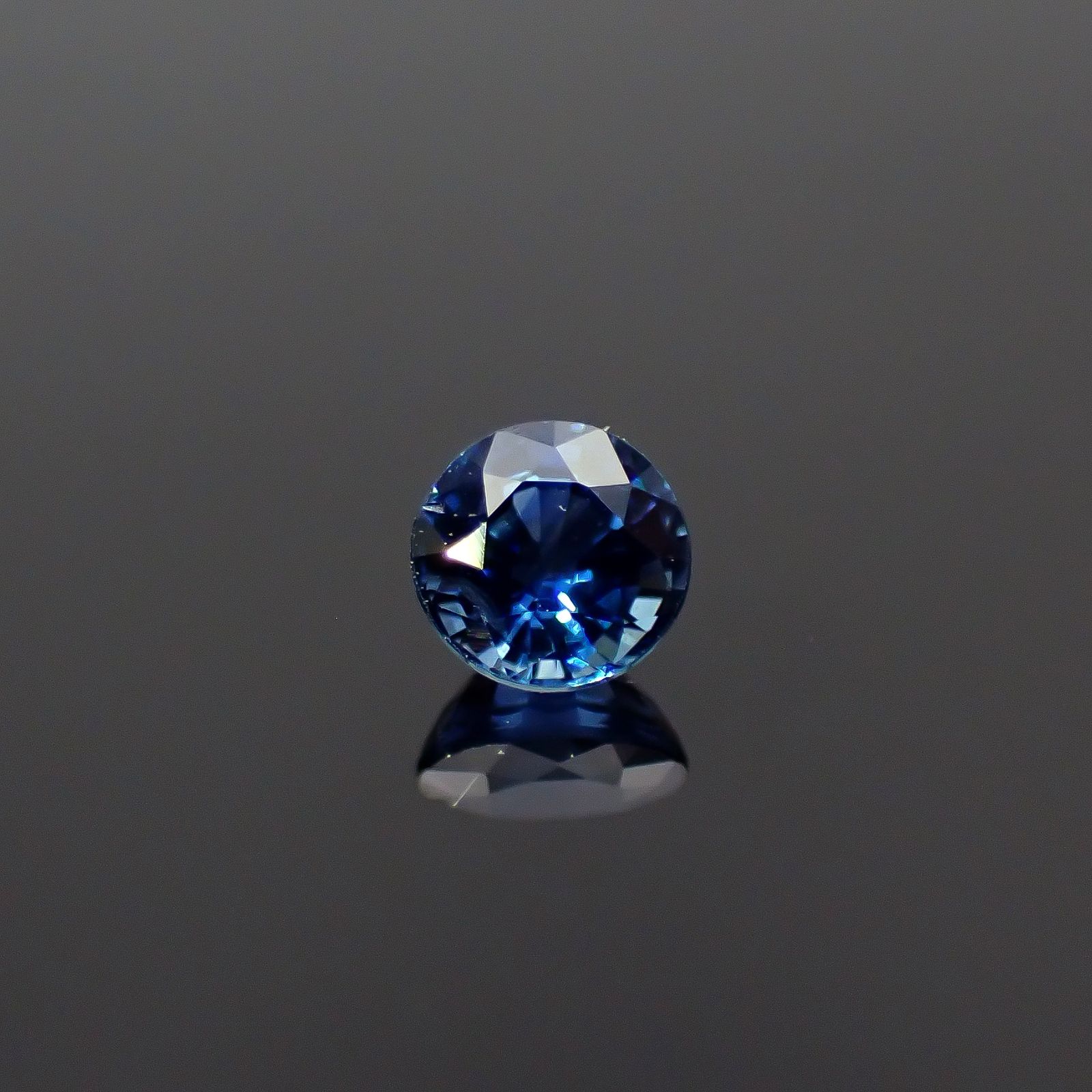 サファイア スリランカ/マダガスカル産 0.28ct / 3.6x3.6mm前後 [250931012]