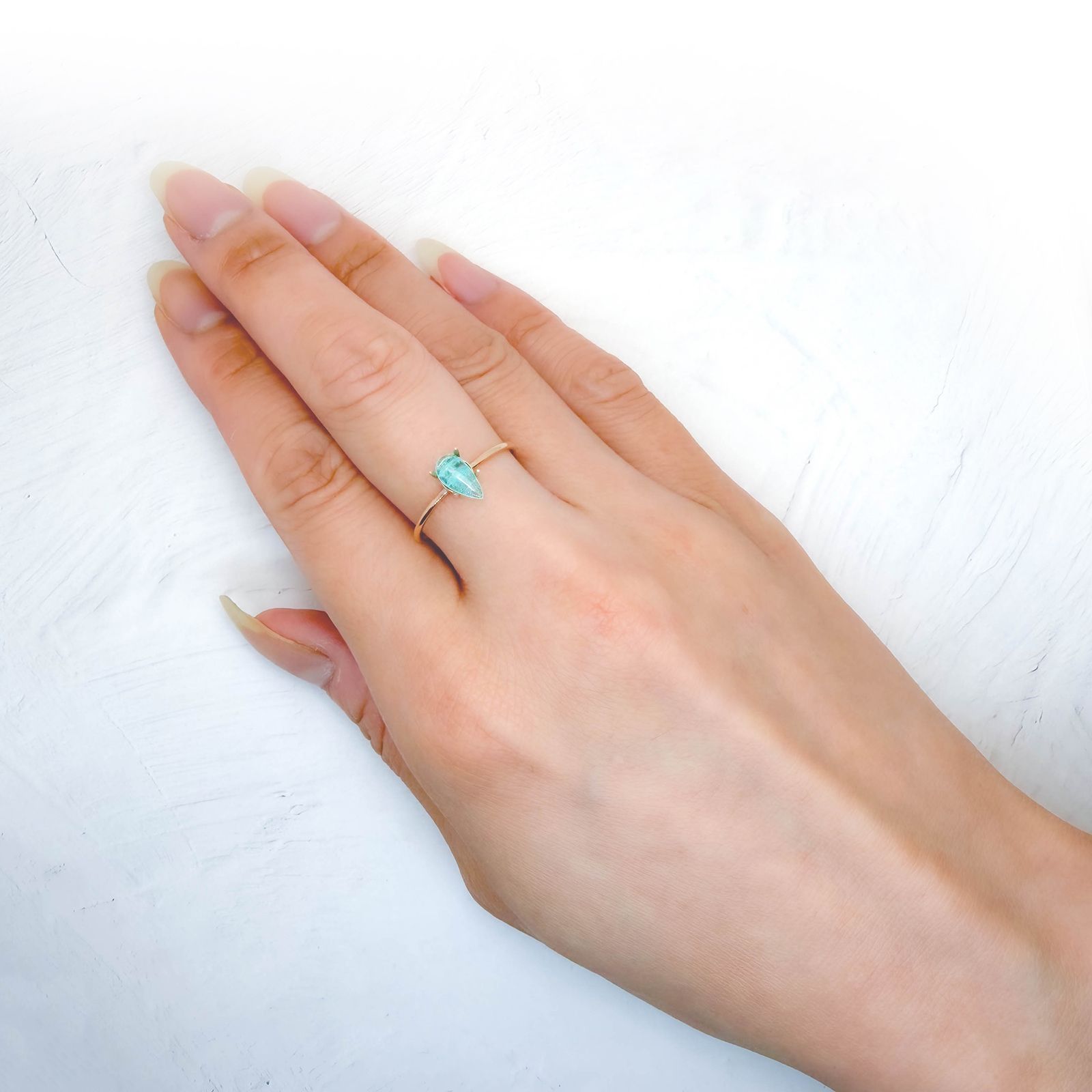 パライバトルマリン ブラジル・キントス鉱山産 0.39ct / 7.7x4mm前後 [260932813]