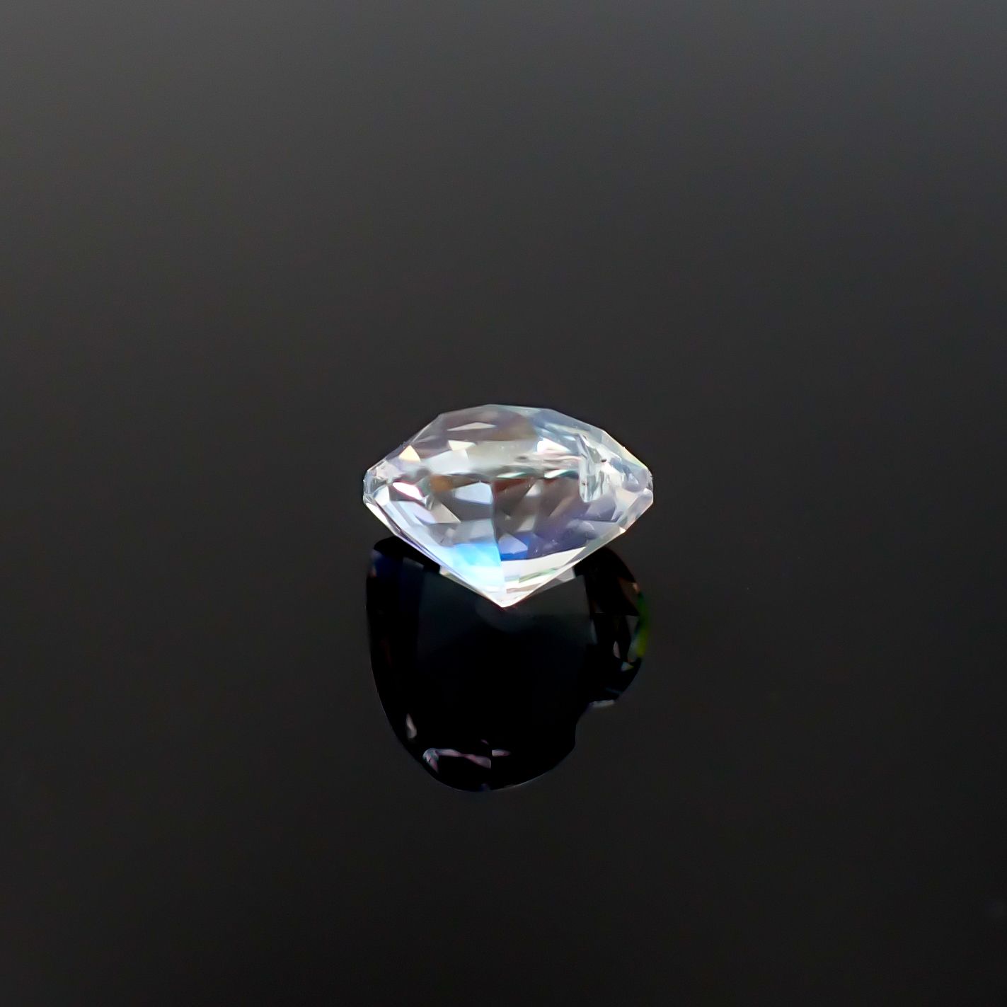 レインボームーンストーン マダガスカル産 0.64ct / 5.8x5.9mm前後 [260632378]