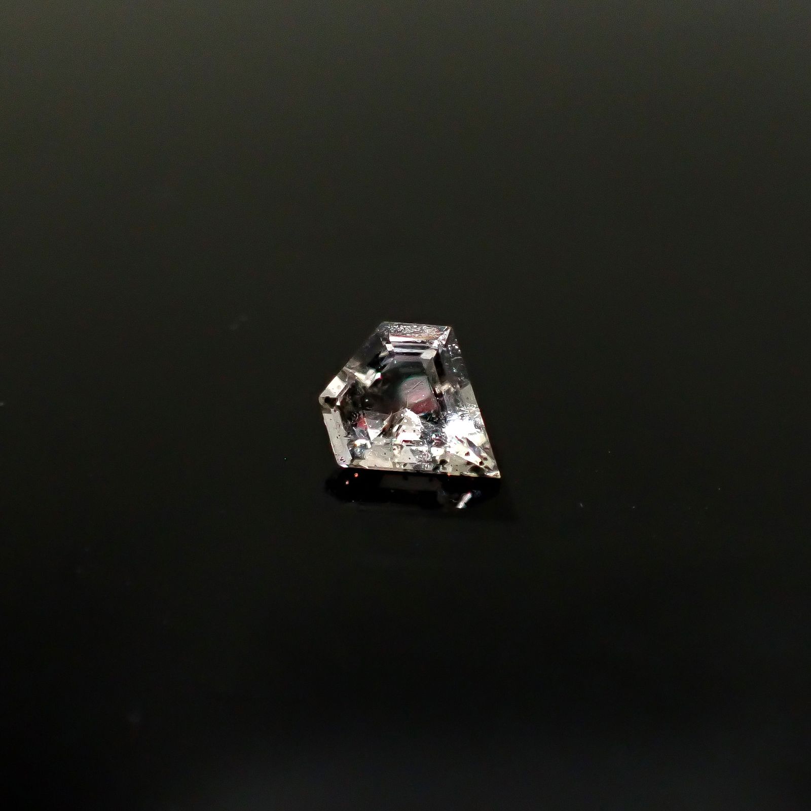 ◇カスタムカット◇ティンカーベルクォーツ ブラジル産 0.58ct / 6.8x6.3mm前後 [260131533]
