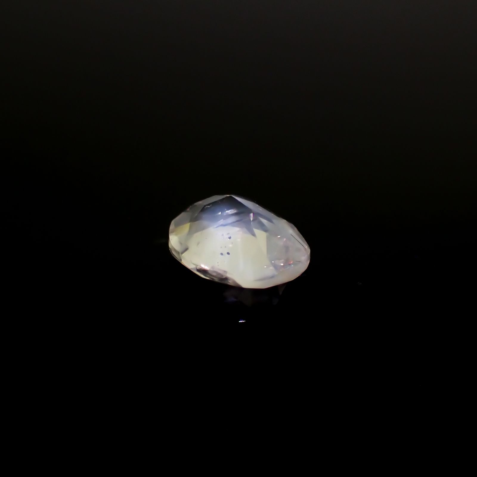 リューサイト 遊色効果あり(宝石名リューサイト)イタリア産 0.51ct 識別済[240527522]6.3x5.1mm前後