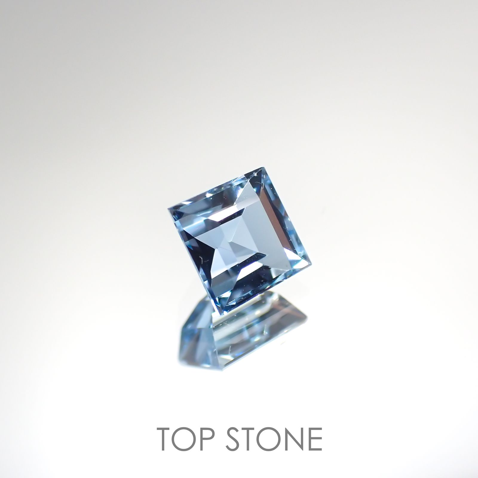 アクアマリン サンタマリアカラー(宝石名アクアマリン) モザンビーク産 0.73ct 識別済[210812596]5×5mm前後