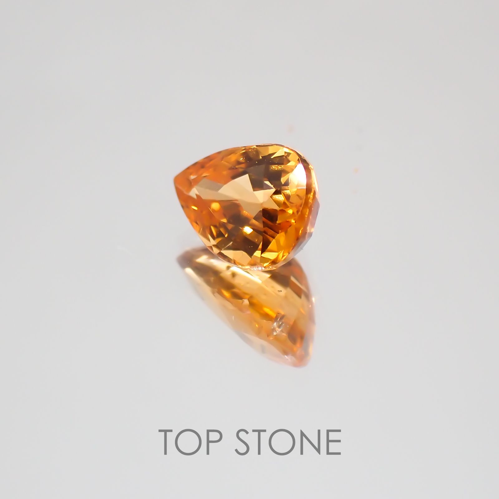 マンダリンガーネット(宝石名スペサルティン・ガーネット) ケニア/ナイジェリア産 0.994ct ソ付(彩珠)[21019449]7×4.7mm前後