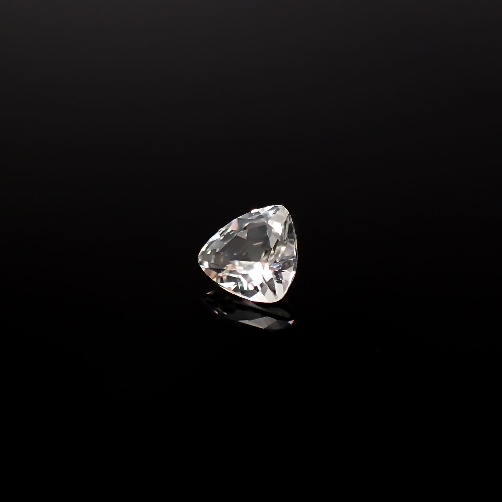 アクロアイト ナイジェリア産 0.29ct / 4.6x4.5mm前後 [251231357]