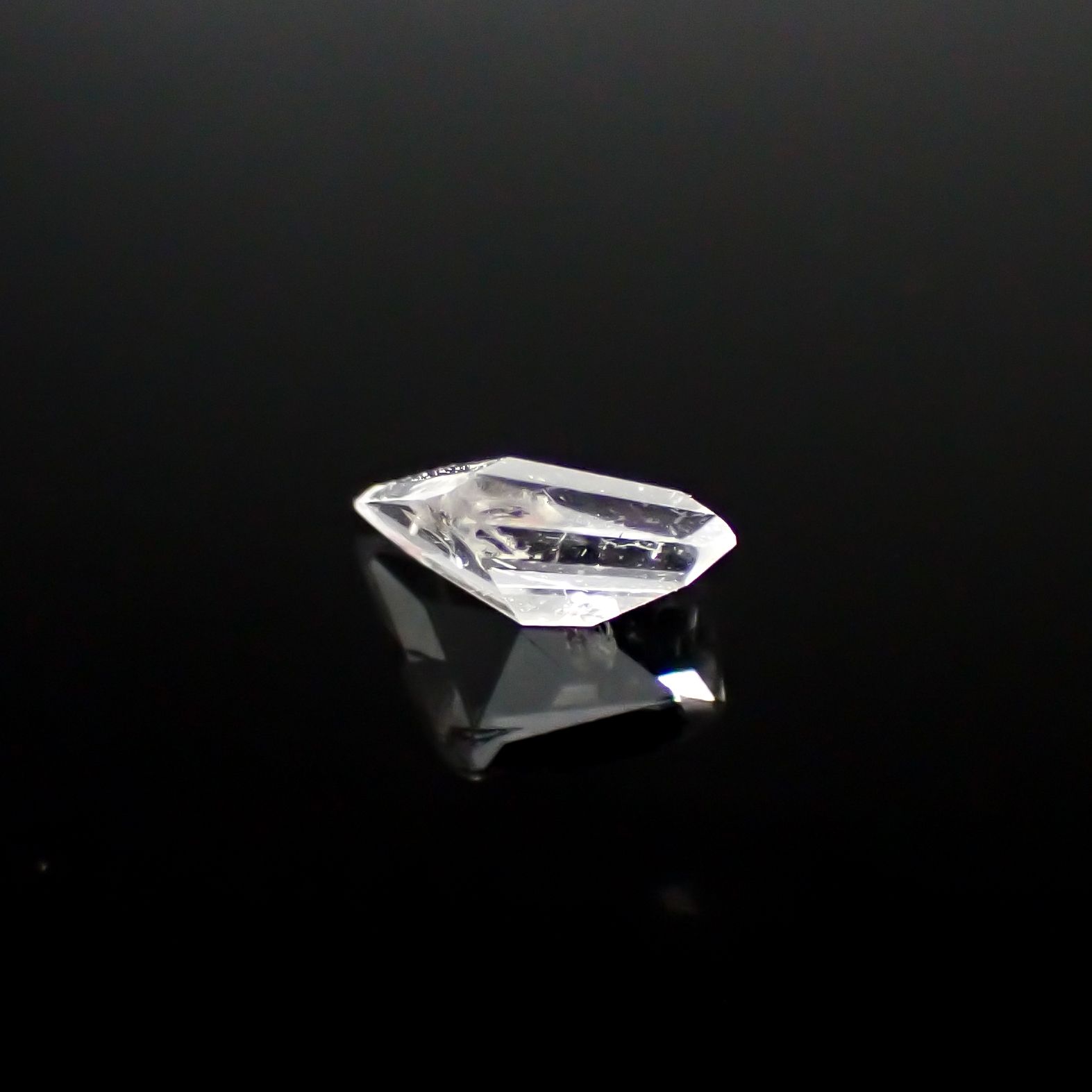 ◇カスタムカット◇ポードレッタイト(宝石名ポードレッタイト)ビルマ産 0.157ct ソ付(彩珠)[240628439]5.4x3.1mm前後