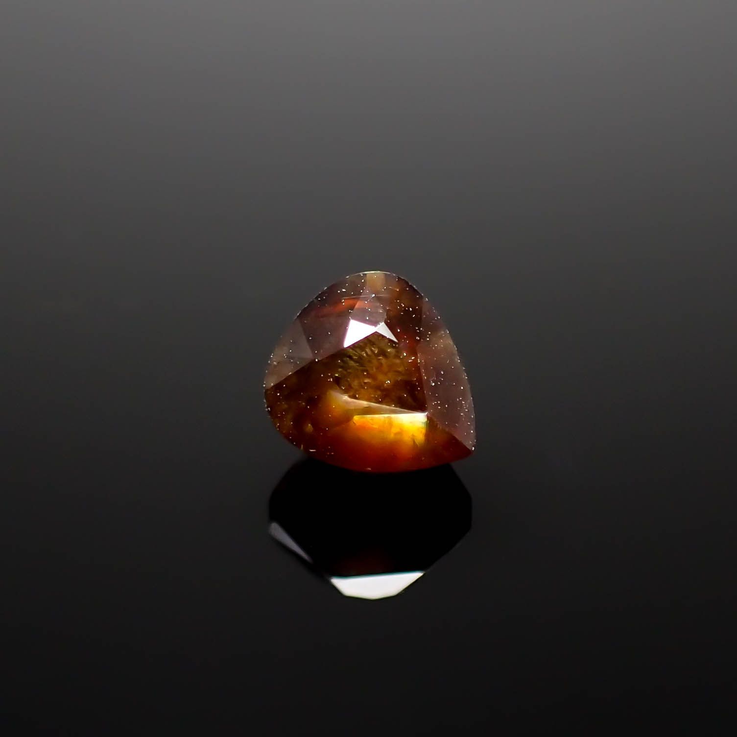 レインボーガーネット 日本・奈良県産 1.11ct[240125527]5.8x5.1mm前後