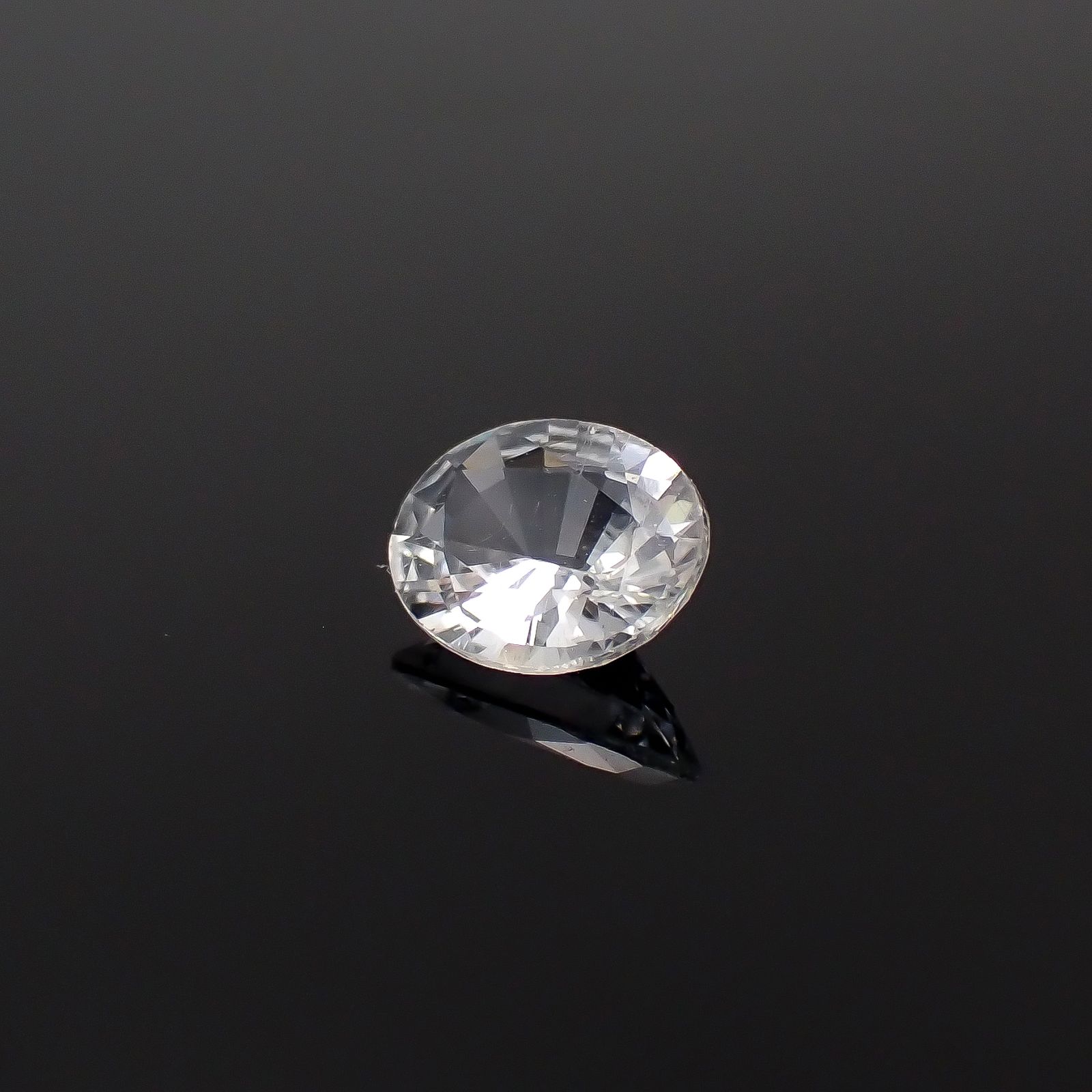 カラーレスサファイア スリランカ産 0.63ct[240527486]6.1x5mm前後