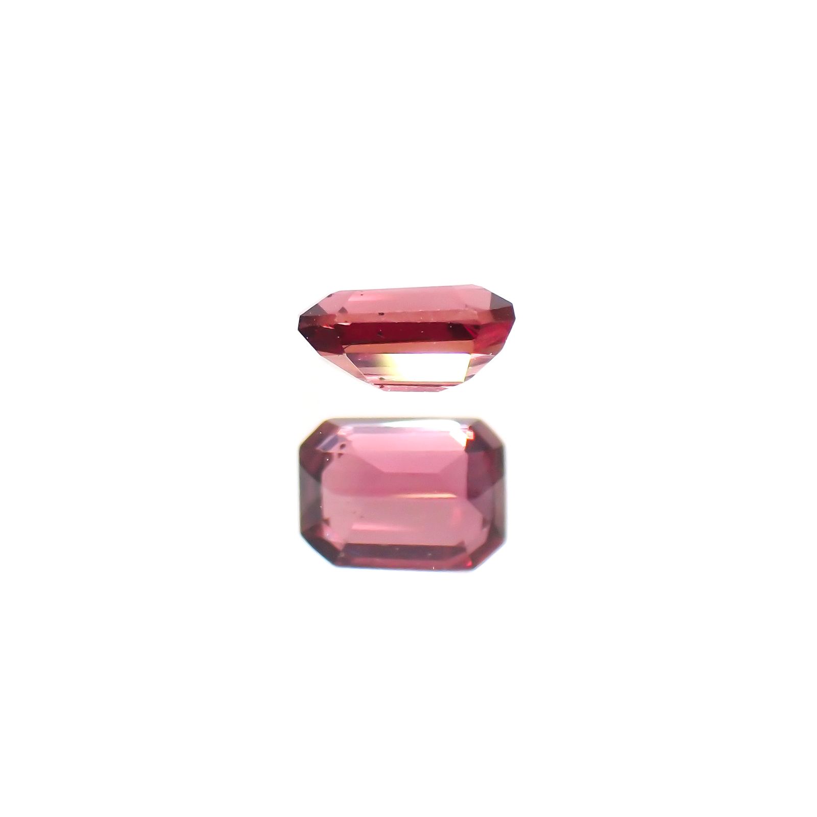 ルビー(宝石名ルビー)タンザニア産 0.24ct 識別済[220115044]3.9x2.9mm前後