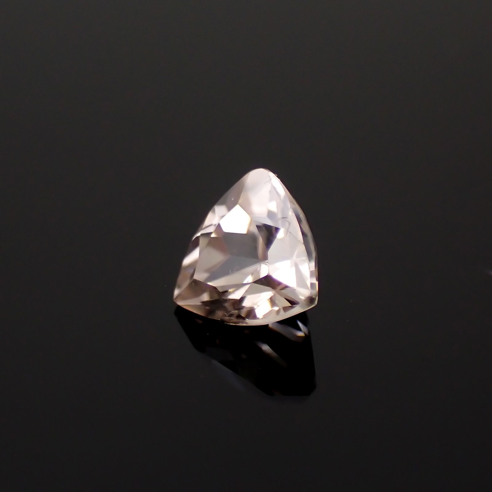 シャンパンカラージルコン スリランカ/カンボジア産 0.78ct[230421648]5.1x5.3mm前後