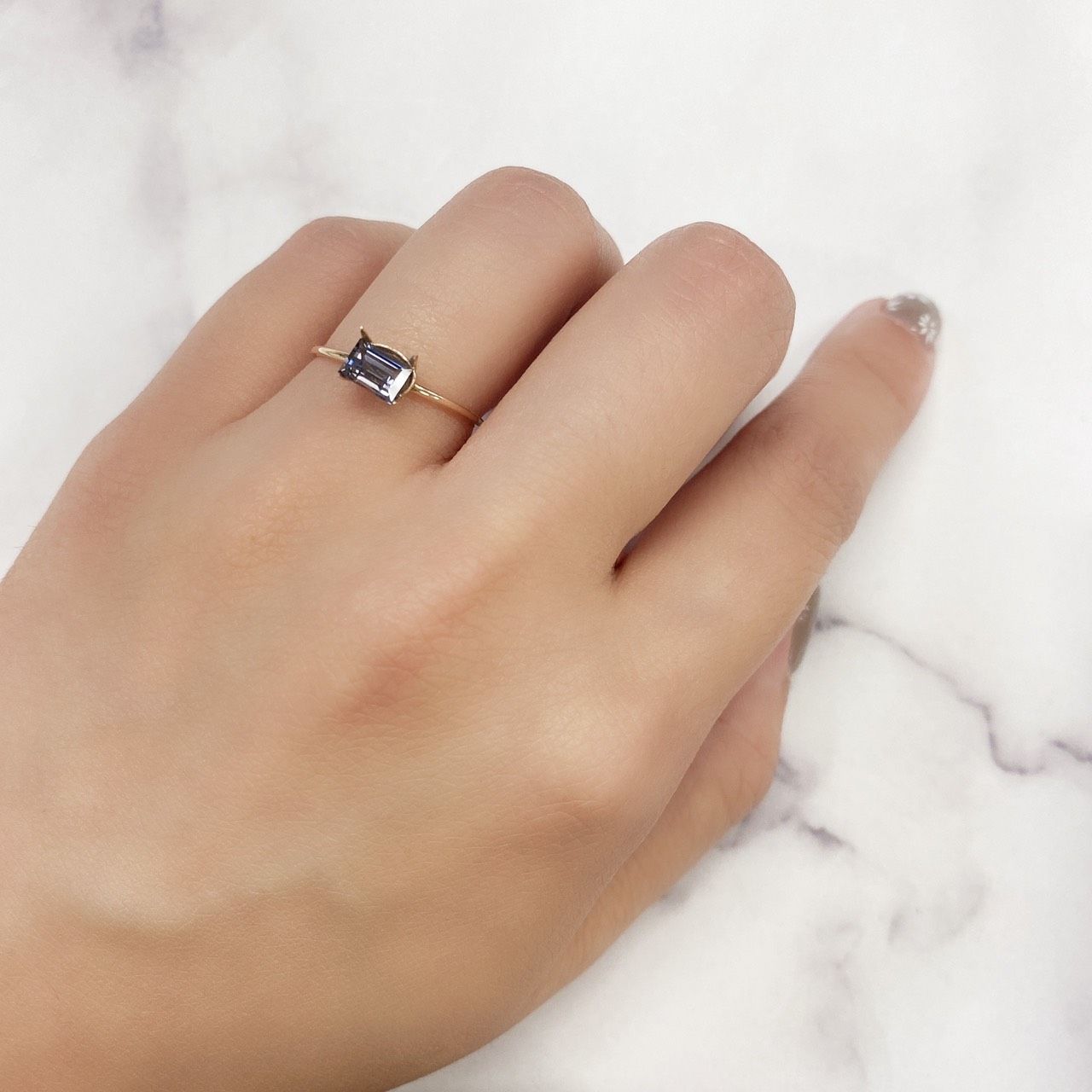 プラチナスピネル(宝石名スピネル) ビルマ産 0.627ct ソ付(彩珠)[210912846]5.5×4mm前後