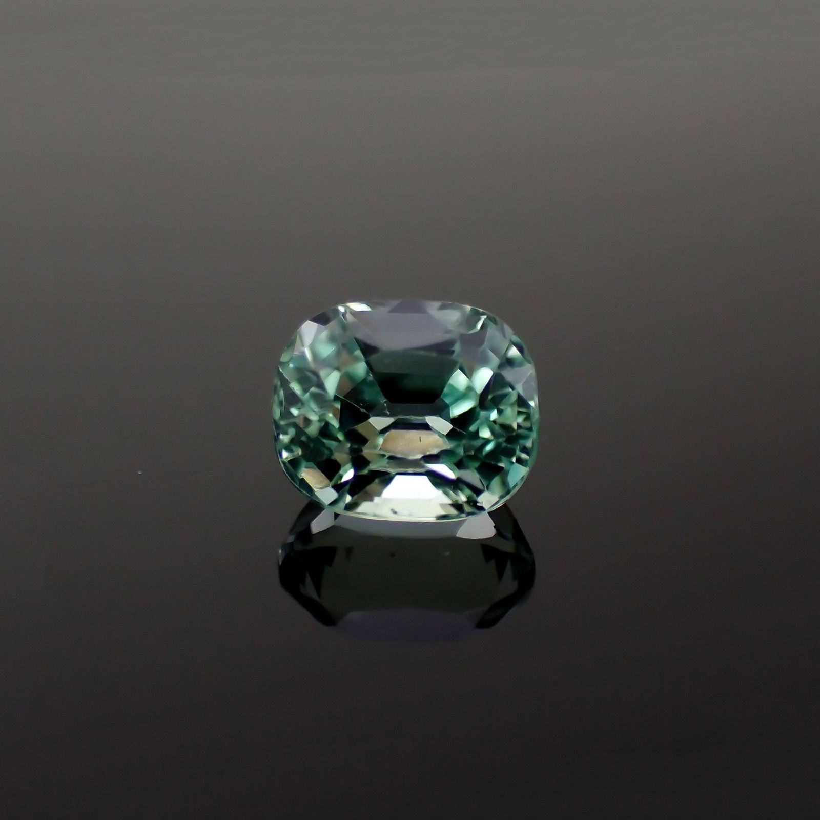 ブルーグリーントルマリン(宝石名トルマリン)アフガニスタン産 識別済 0.98ct / 6.1x5mm前後 [221018341]