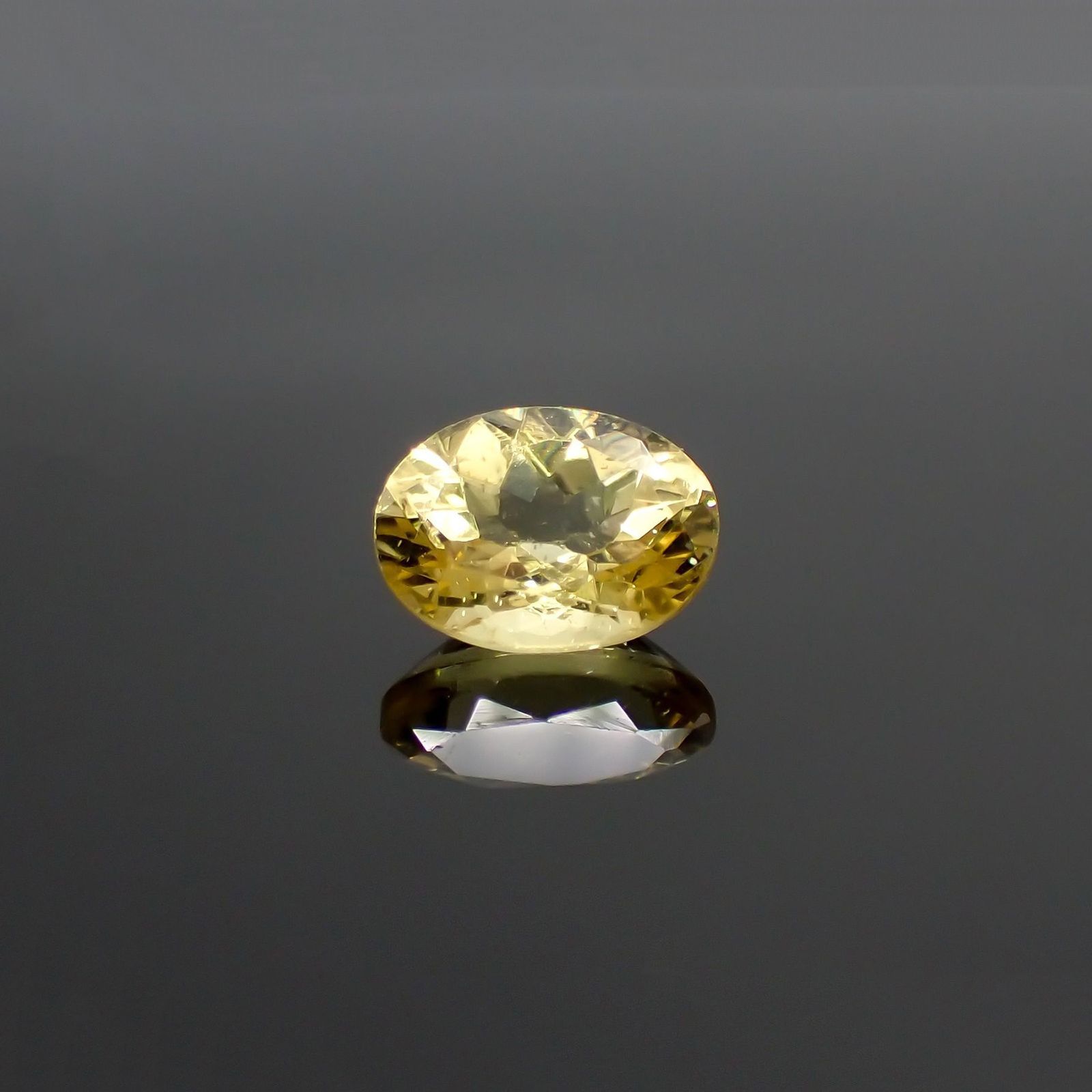 レモンイエローアパタイト(宝石名アパタイト) メキシコ産 識別済 1.41ct / 8.1x6.1mm前後 [210913226]