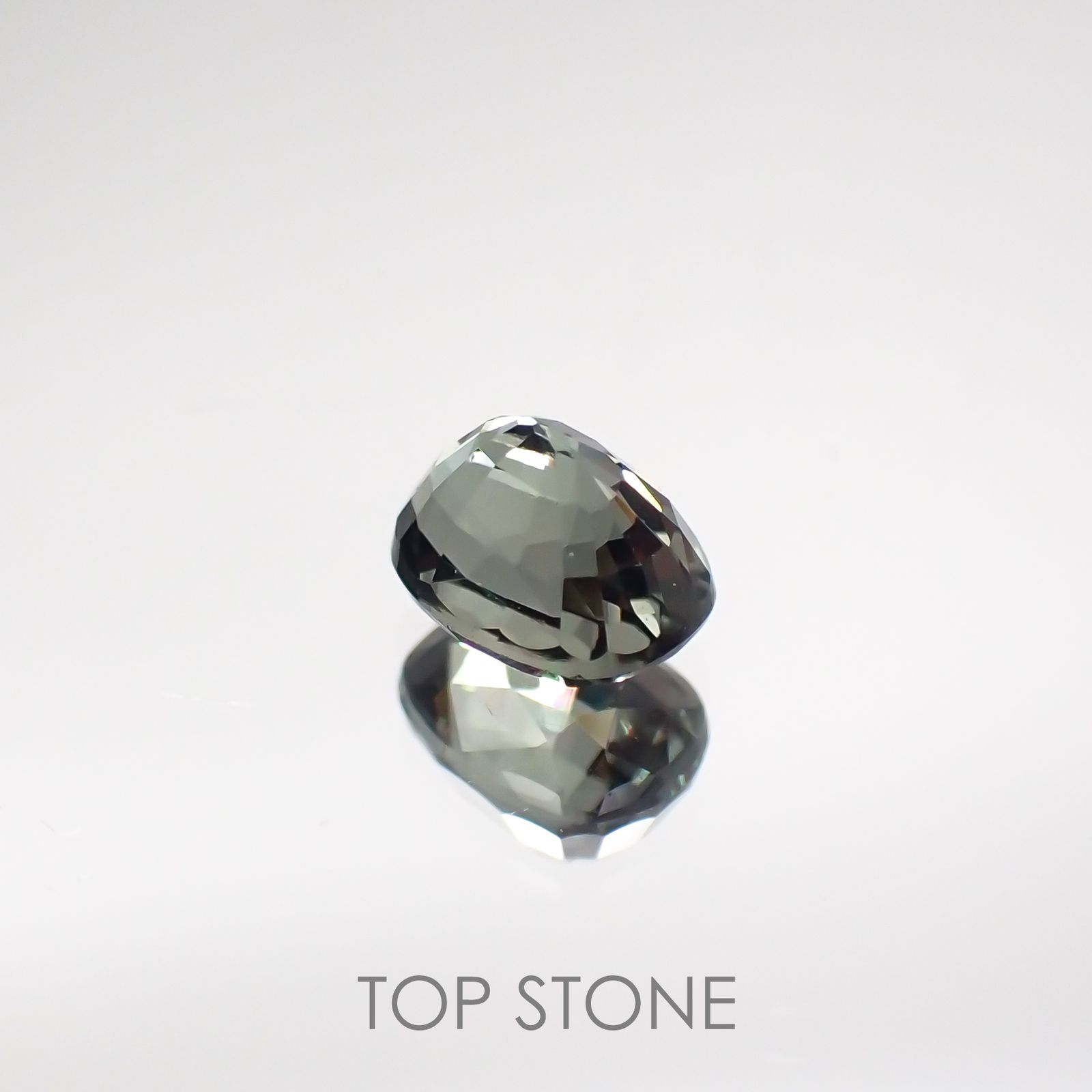 カラーチェンジガーネット(アレキタイプ)(宝石名ガーネット/カラーチェンジタイプ) マダガスカル・ベキリー産 0.55ct 識別済[210711807]4.8×3.6mm前後