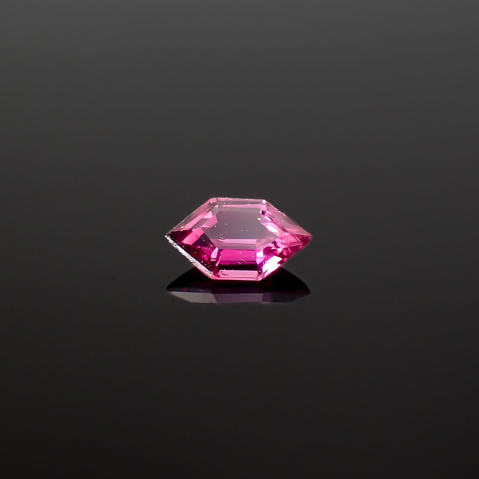 ◇カスタムカット◇ウィンザーサファイア タンザニア・ウィンザー産 0.18ct / 4.8x2.9mm前後 [260532136]