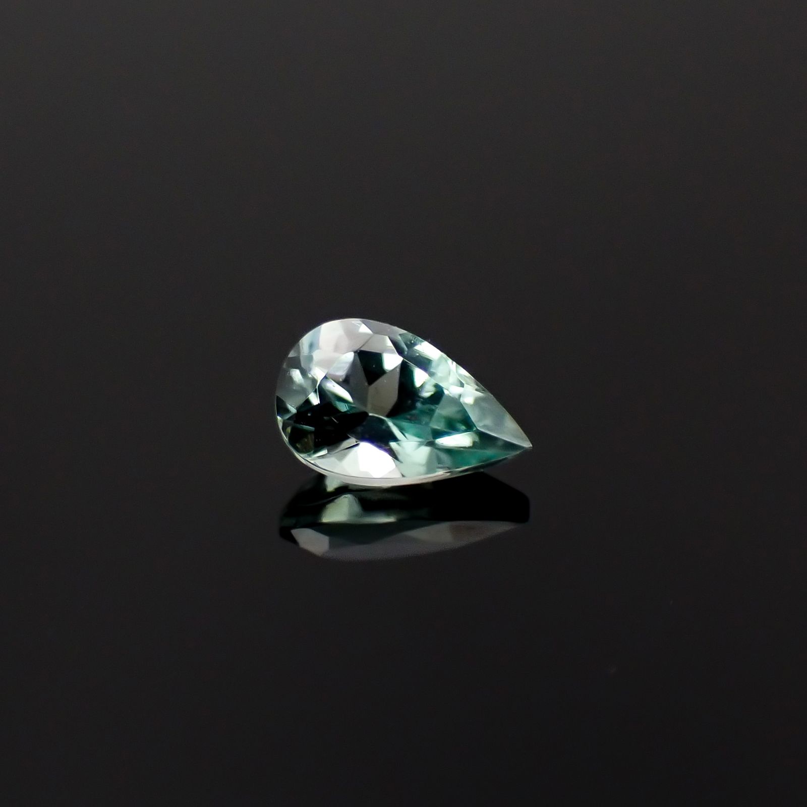 ブルーグリーンコーネルピン(宝石名ブルーグリーン・コーネルピン)タンザニア産 0.20ct 識別済[240527678]4.7x2.8mm前後