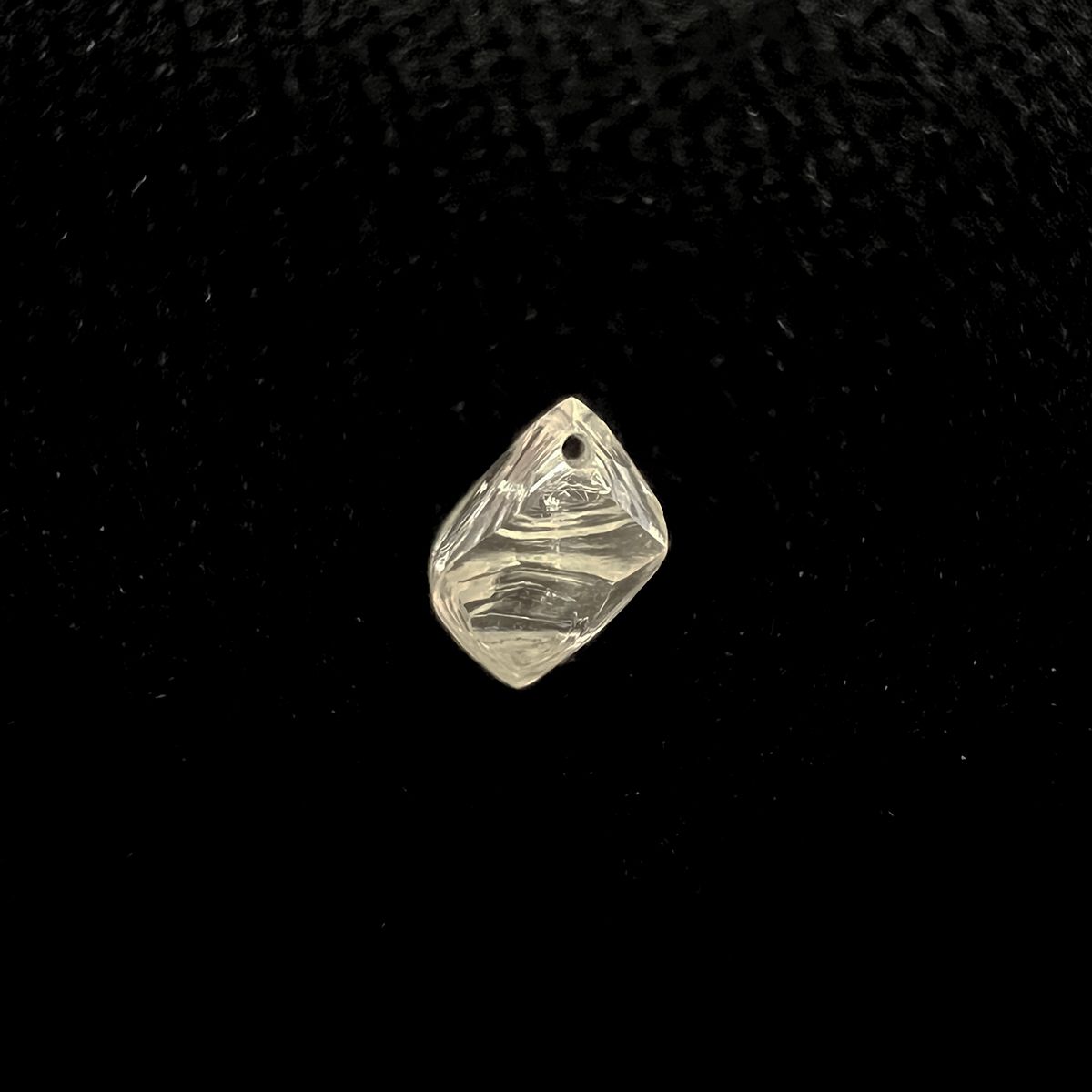 ソーヤブルダイヤモンド 原石(トライゴンあり/Trigon) ※通し穴あり(宝石名ダイアモンド) 0.33ct 識別済[230923456]4x3.9mm前後