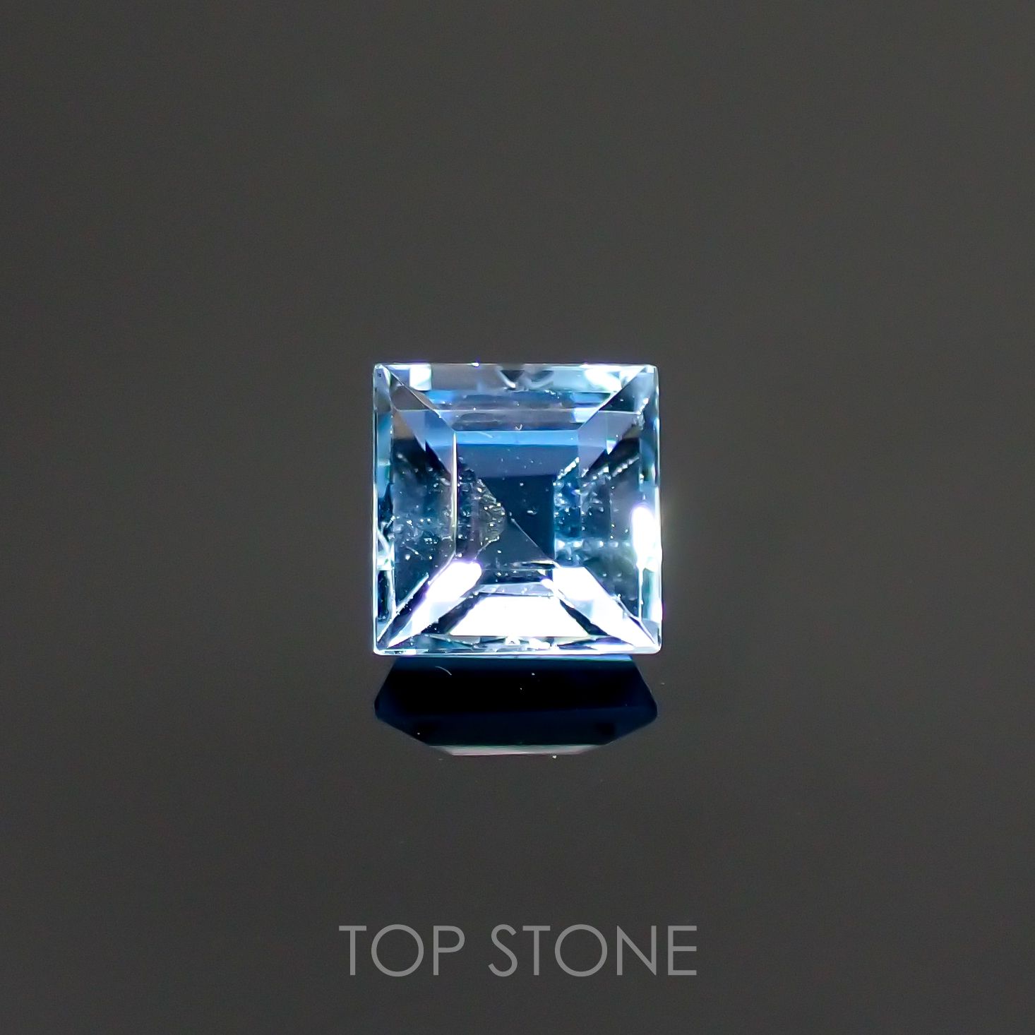 アクアマリン サンタマリアカラー(宝石名アクアマリン) モザンビーク産 0.56ct 識別済[210912604]4.8×4.7mm前後