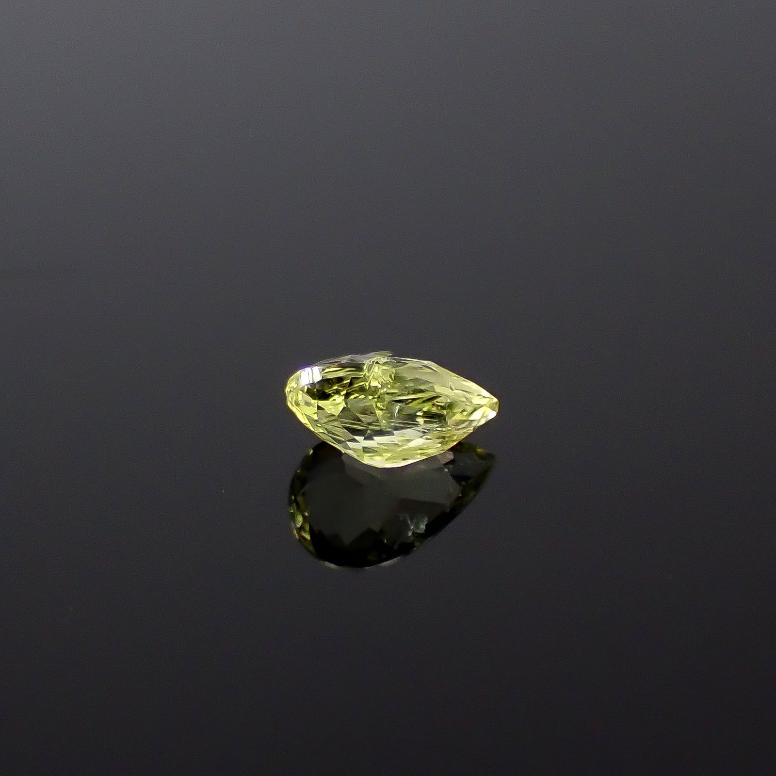 イエローゾイサイト(宝石名イエロー・ゾイサイト)タンザニア産 ソ付(彩珠) 0.371ct / 5.6x3.6mm前後 [251231471]