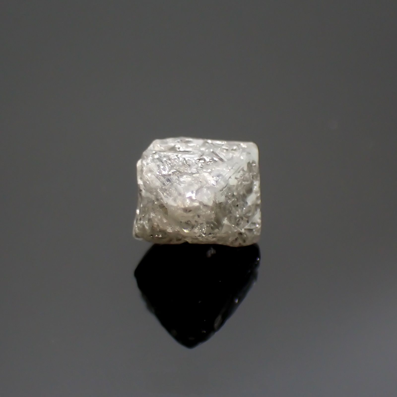 ダイヤモンド(宝石名ダイアモンド) 原石・結晶 0.83ct 識別済[211013375]5.8×6mm前後