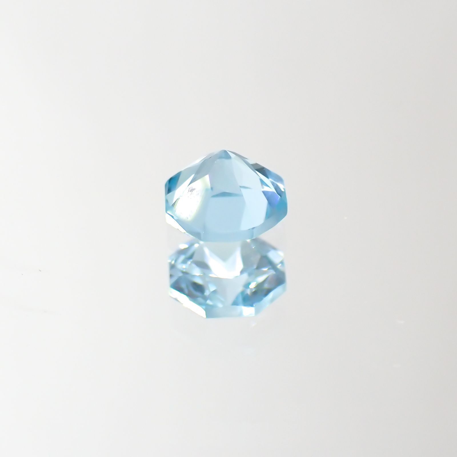 ◇オクタゴンカット◇スイスブルートパーズ(宝石名ブルー・トパーズ)ブラジル産 0.33ct 識別済[220113906]4x3.9mm前後