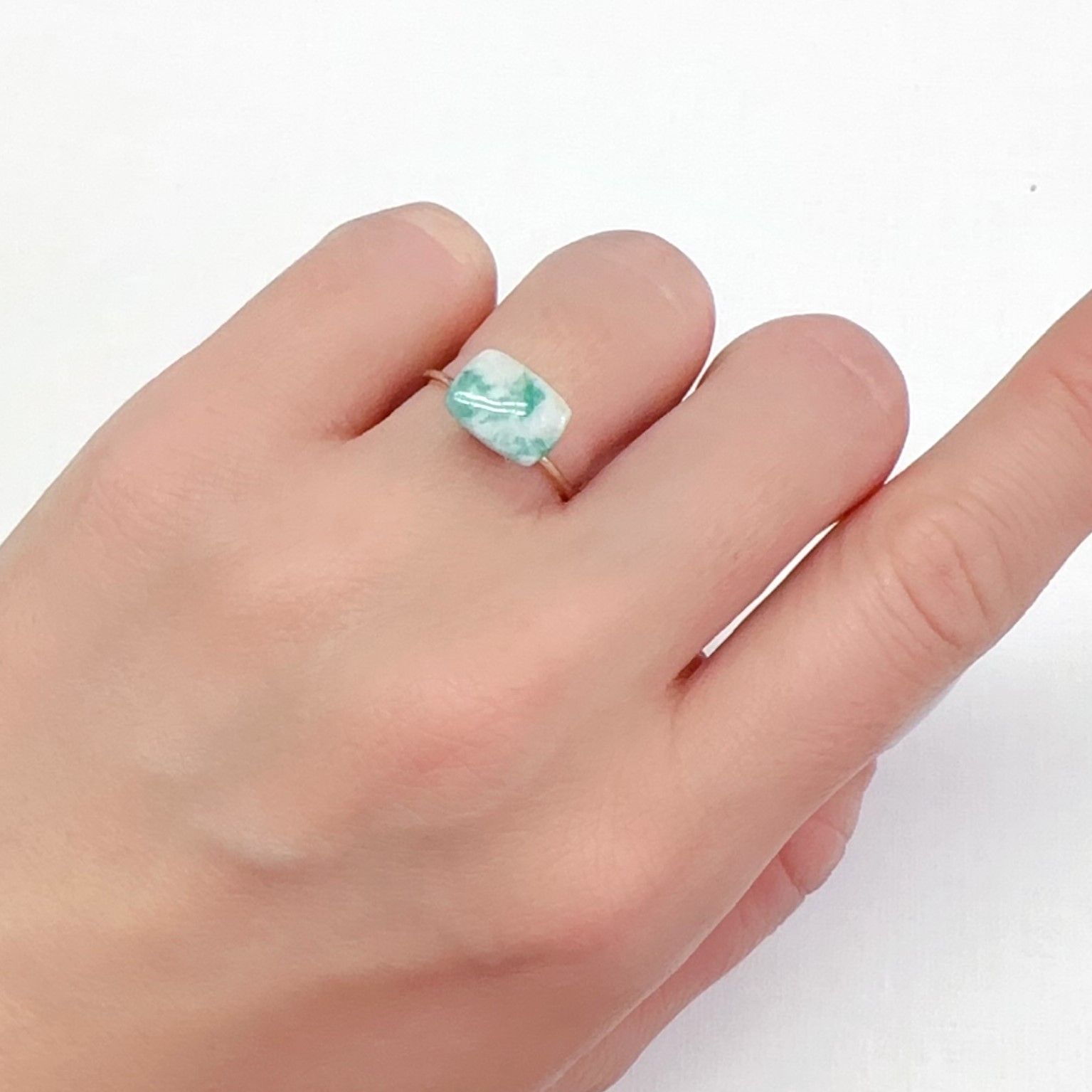 マトリックスエメラルド(エメラルドインクォーツ/フェルドスパー) ブラジル産 2.95ct[240326491]9.9x7.2mm前後