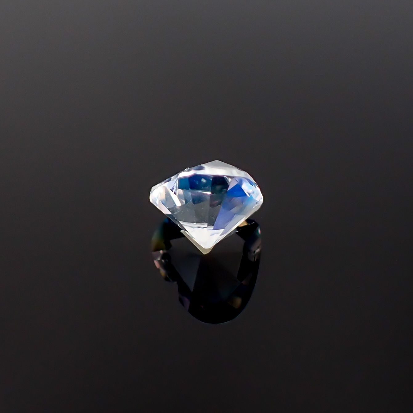 レインボームーンストーン マダガスカル産 0.72ct / 6x5.5mm前後 [260632377]