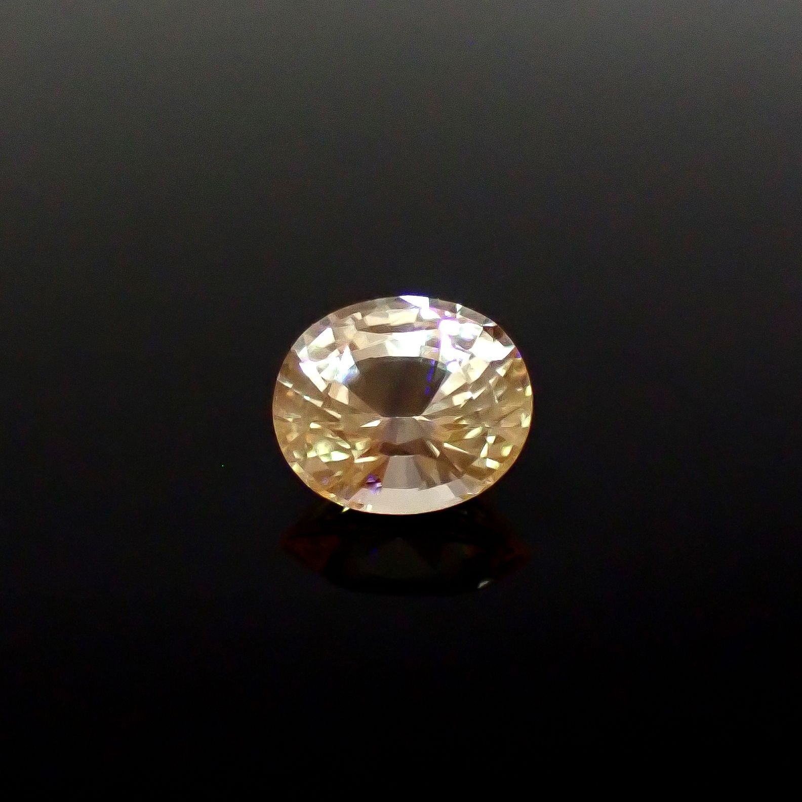 イエローサファイア 非加熱(宝石名イエロー・サファイア)スリランカ/マダガスカル産 GIT鑑付 2.47ct / 8.54x7.57mm前後 [260331940]