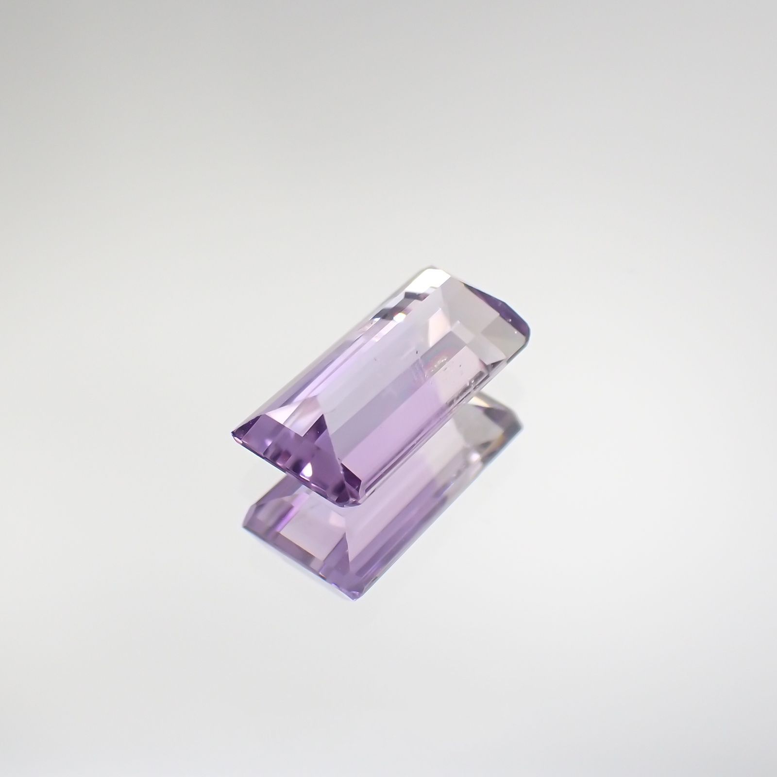 アワーグラスアメジスト(宝石名バイカラー・クォーツ) モロッコ産 1.67ct 識別済[210812321]10.3×5.2mm前後