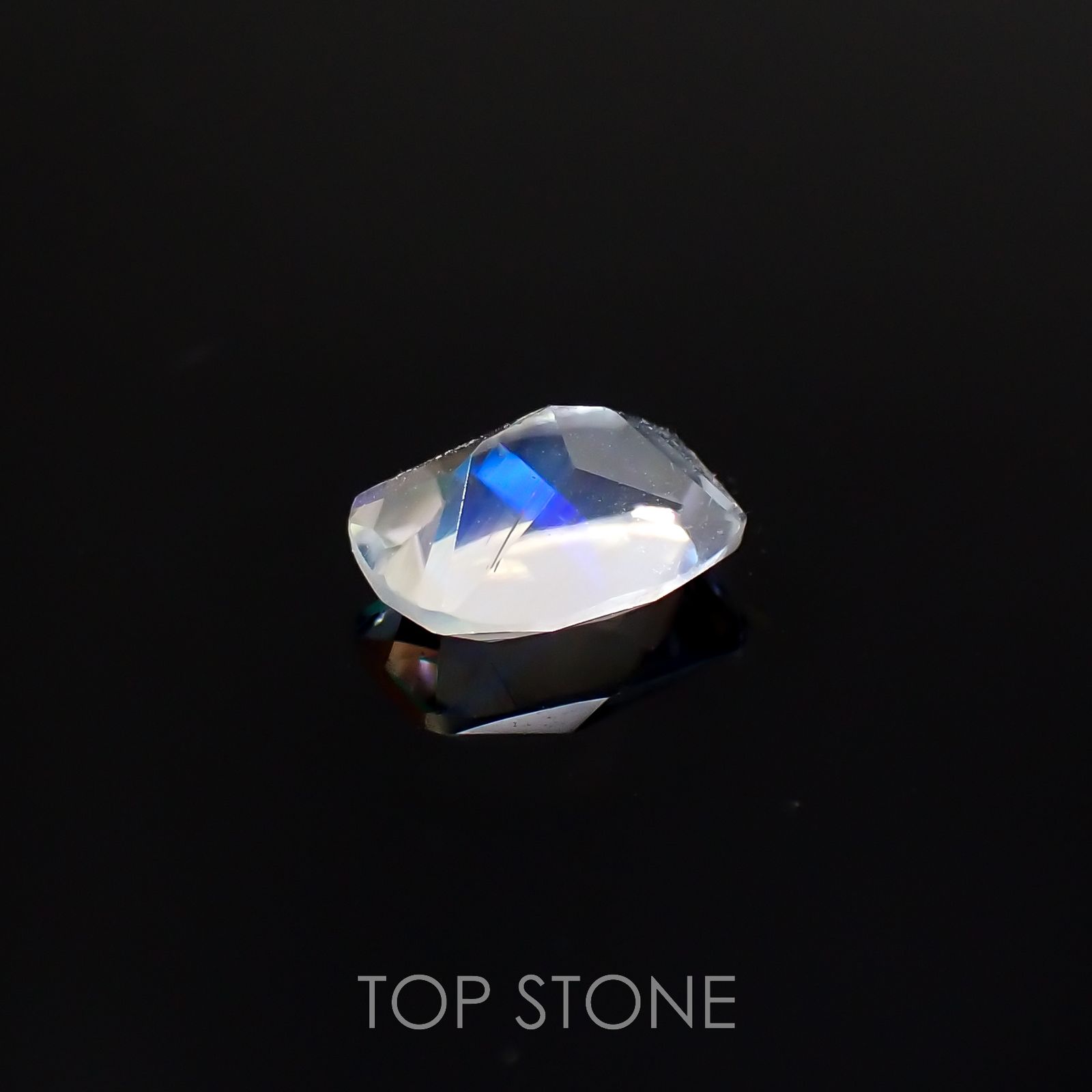 レインボームーンストーン(宝石名ラブラドライト)タンザニア産 0.65ct 識別済[220616648]6.5x4.8mm前後