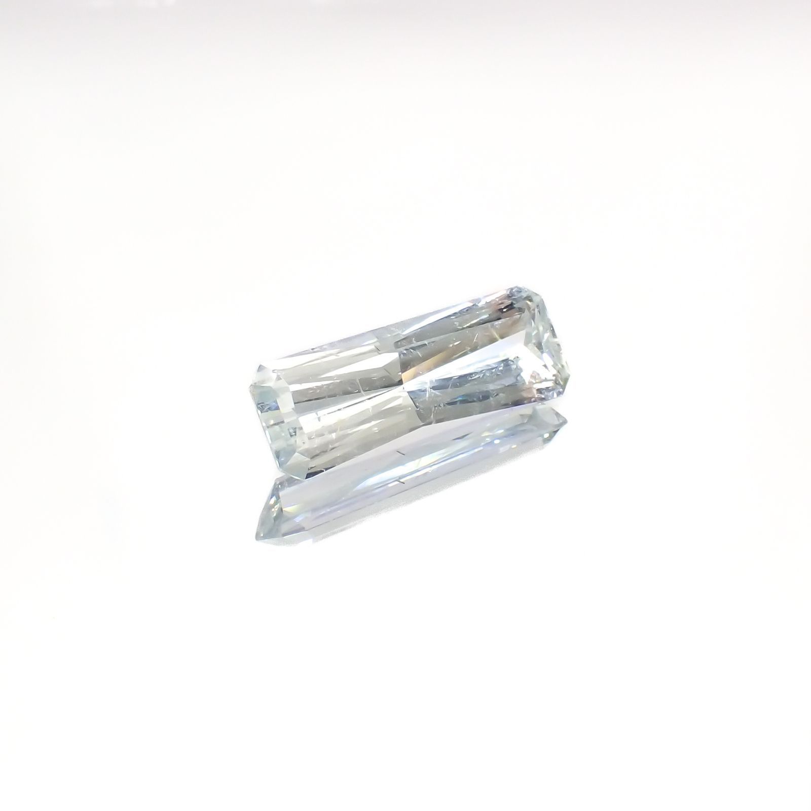 ジェレメジェバイト(宝石名エレメジェバイト)ナミビア産 3.221ct ソ付(彩珠)[220616458]16x5.8mm前後