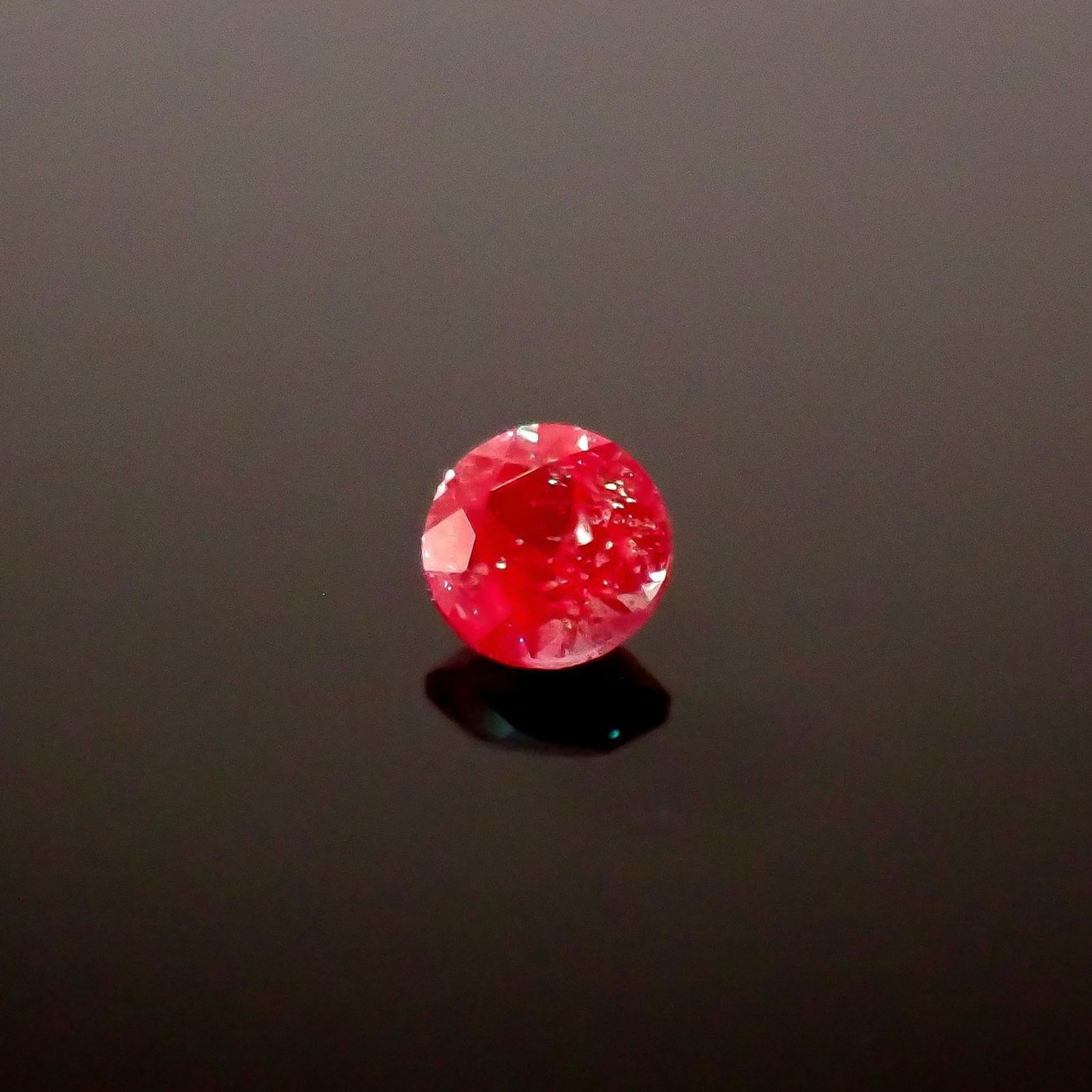 アレキサンドライト ロシア産 0.049ct / 2.1x2.1mm前後 [260131562]