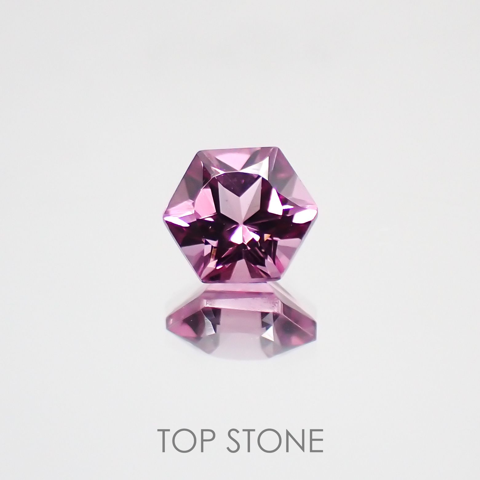◇ヘキサゴンカット◇マラヤガーネットSA(宝石名ガーネット) タンザニア産 0.76ct 識別済[210611029]5×5mm前後
