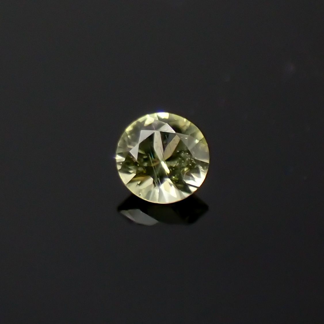 パラサイティックペリドット(宝石名ペリドット)採取地：ロシア 0.038ct 識別済[220616244]2.1x2.1mm前後