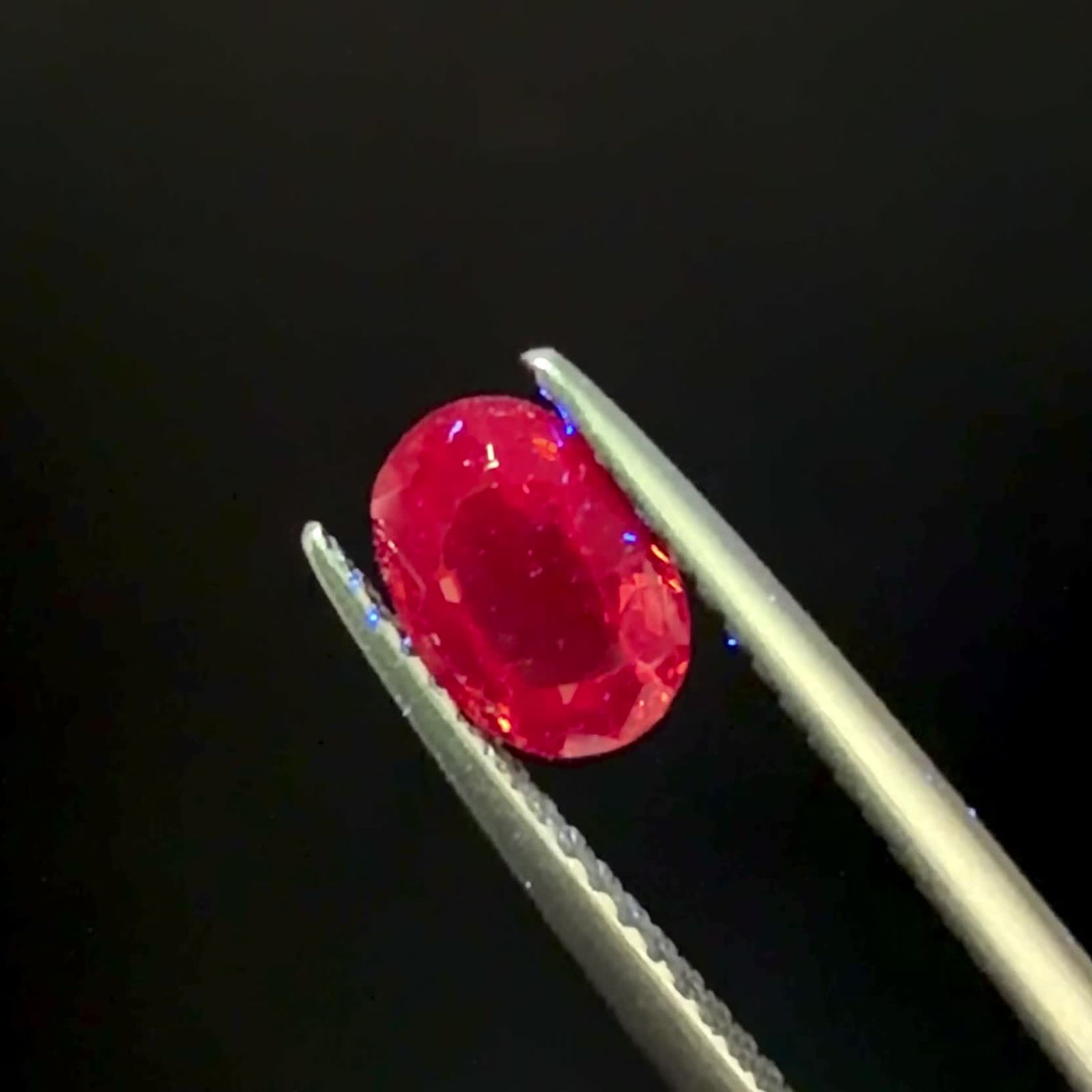 レッドスピネル タンザニア産 1.07ct / 6.8x4.9mm前後 [260118233