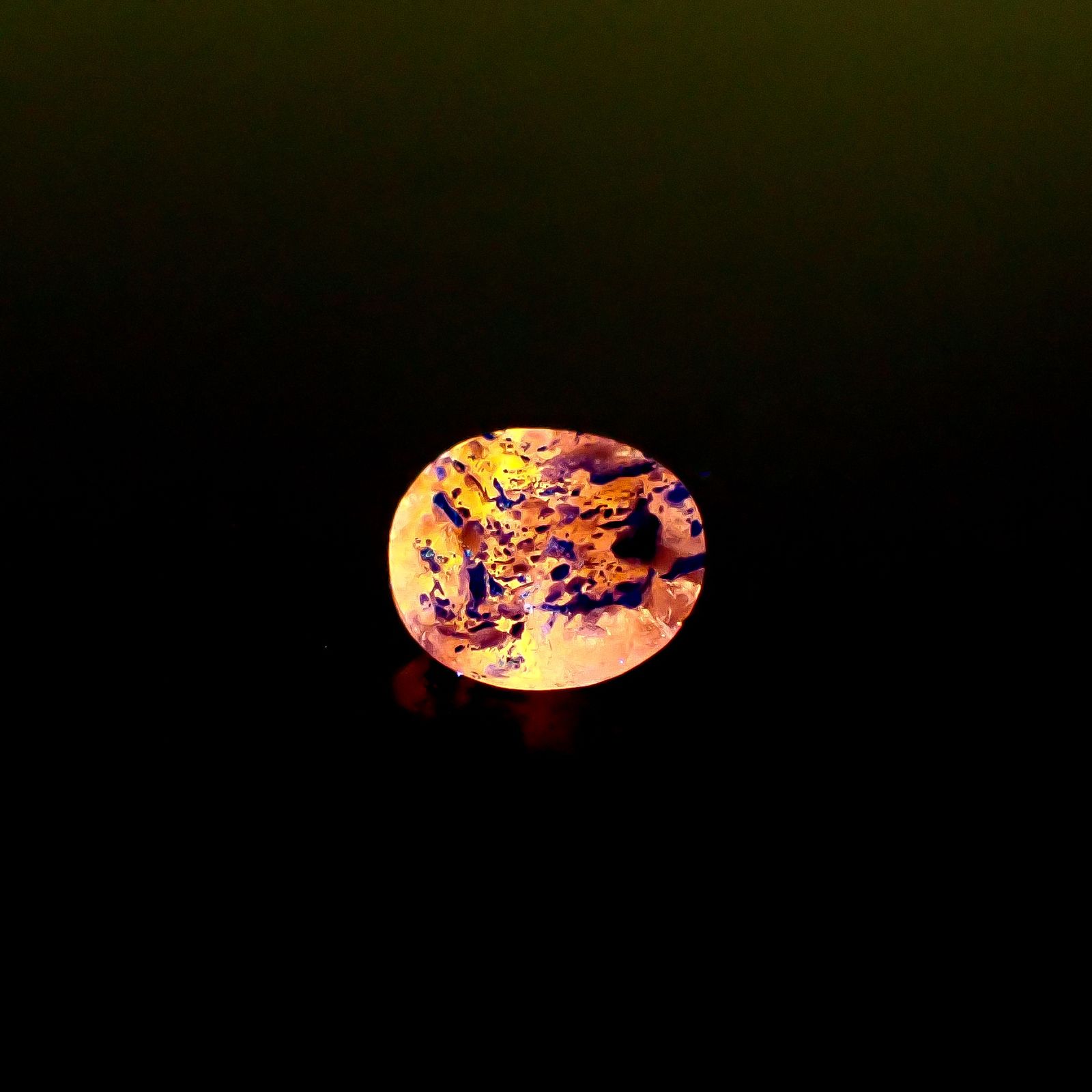 ラズライトインソーダライト フルオレッセンス アフガニスタン産 0.39ct [250530467]5.8x4.8mm前後