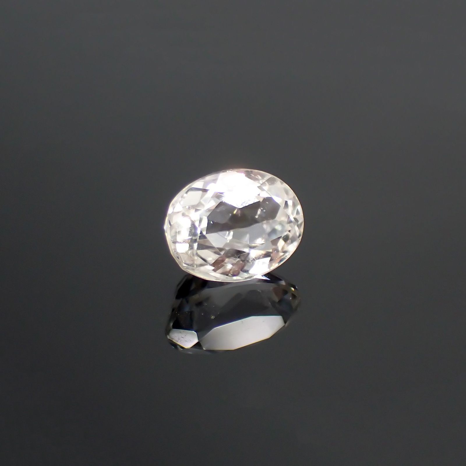 カラーレススポジュミン(宝石名ホワイト・スポジュミン) ブラジル産 1.58ct 識別済[210912630]7.9×5.9mm前後