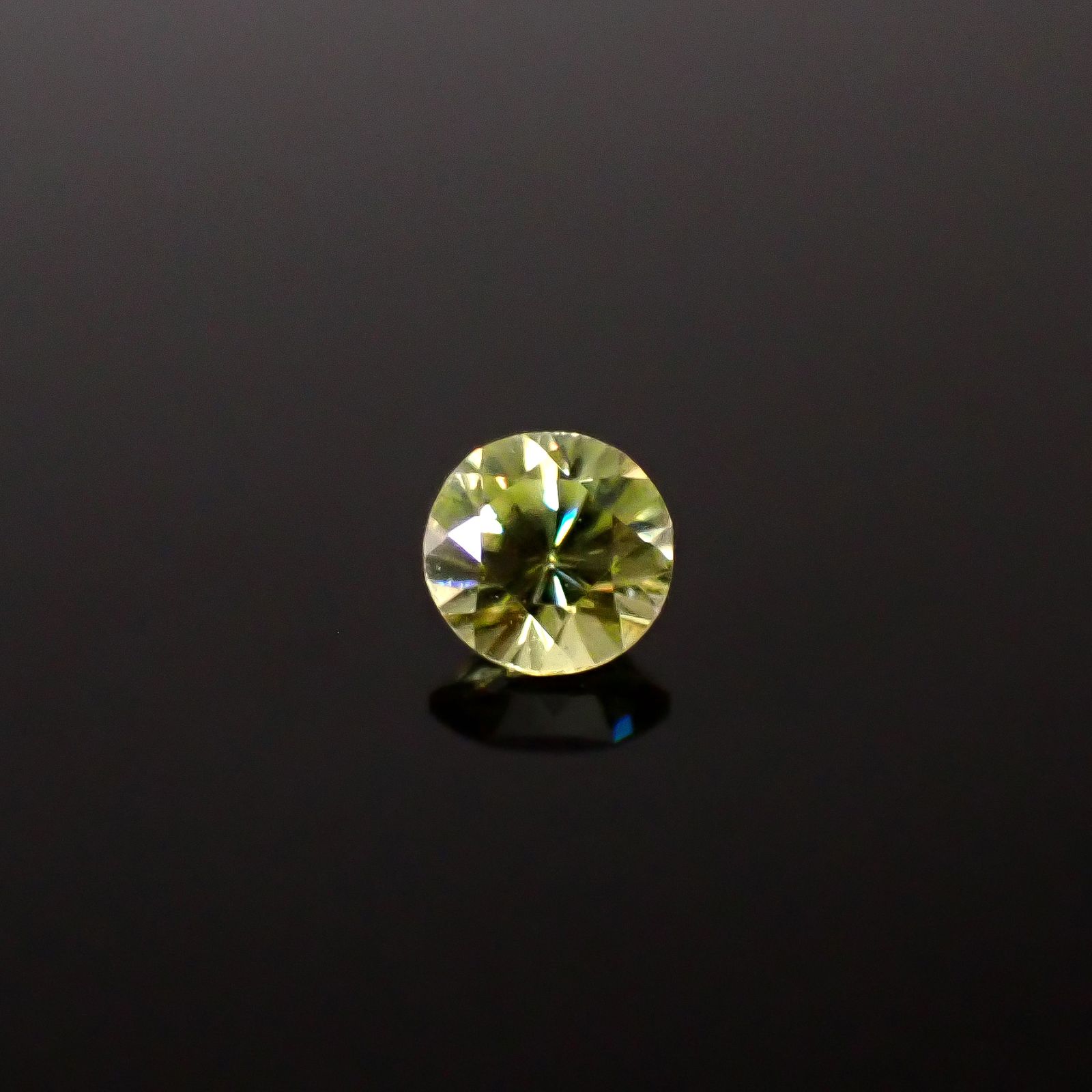 スフェーン(宝石名スフェーン)マダガスカル産 識別済 0.42ct / 4.6x4.5mm前後 [251231365]