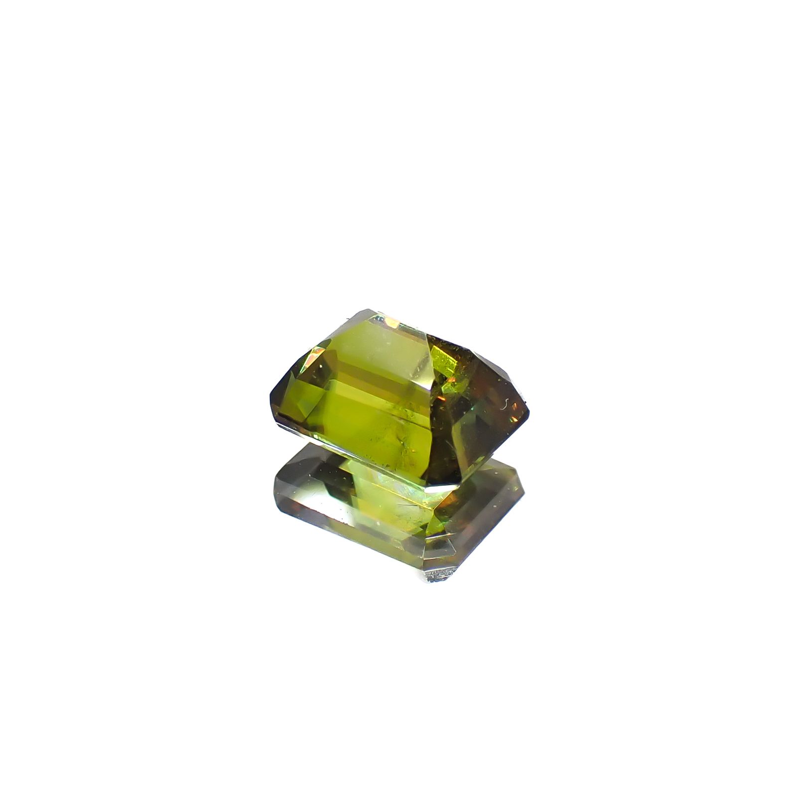カラーチェンジスフェーン(宝石名スフェーン / カラーチェンジ・タイプ)パキスタン産 0.82ct 識別済[240627957]5.9x4.6mm前後