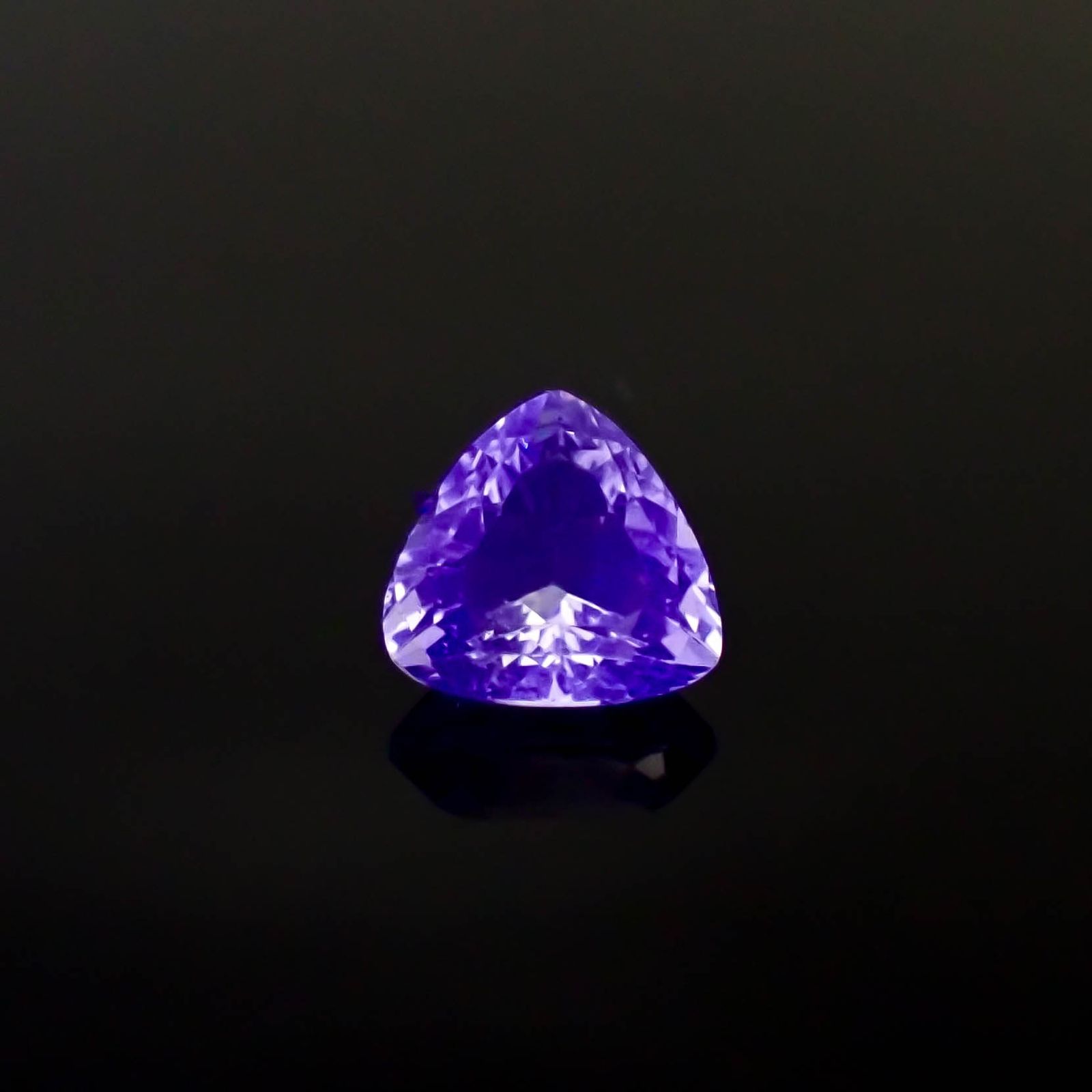 カラーレスフローライト フルオレッセンス イギリス産 1.82ct [250430153]7.4x7.7mm前後